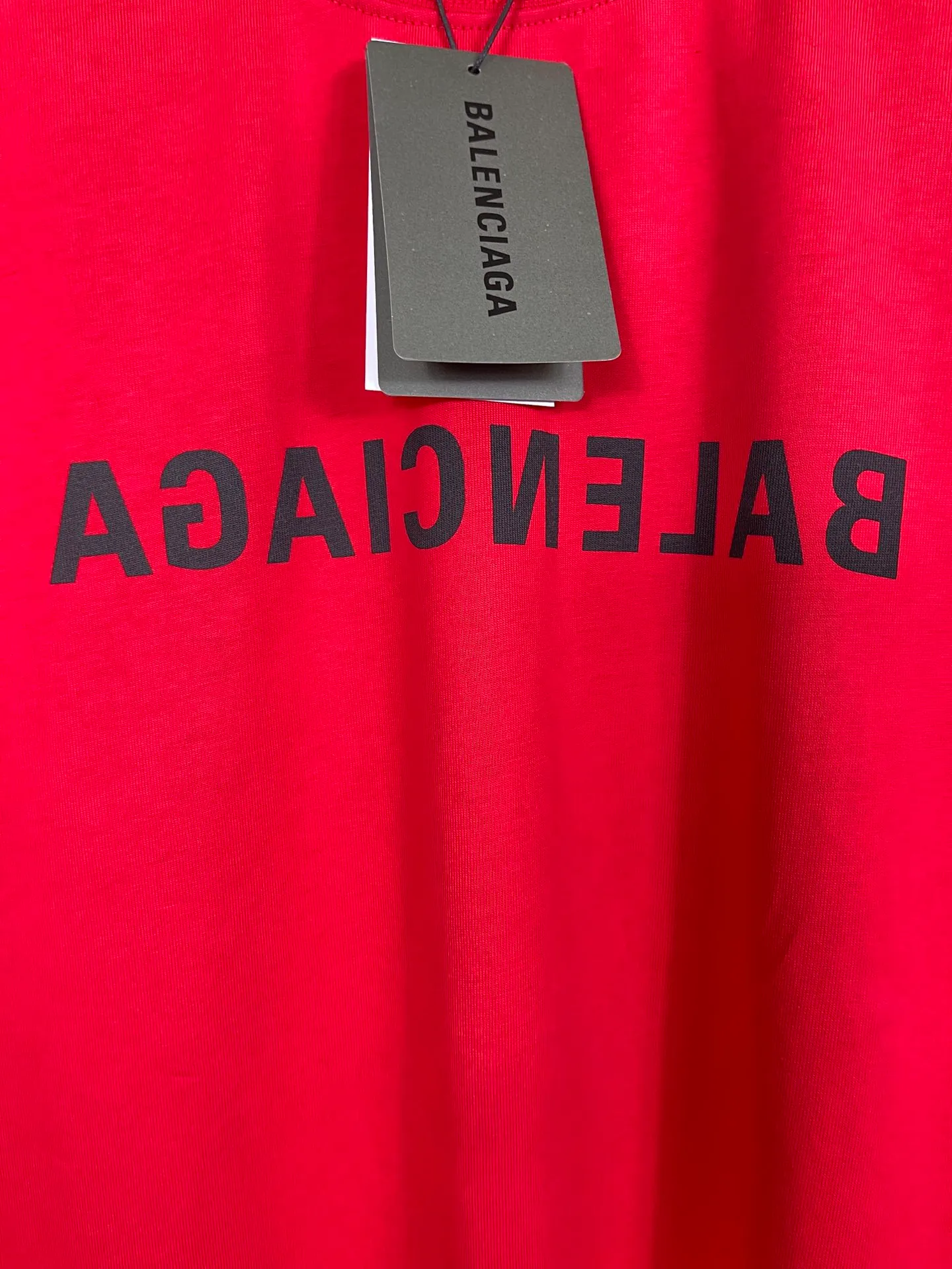 🅿️166 Real photos [Top version. Official website quality] BALENCI*GA/Paris BALENCI*GA# 2023 spring and summer new style, front-print reverse mirror LOGO short-sleeved T-shirt. 2023 spring and summer new product. Brick cabinet synchronization. The fabric is made of Paris ZP custom-woven and dyed 100% cotton double yarn compact cotton. The weight is 260 grams, the cloth surface is clean. The cloth pattern is clear. Soft and comfortable. Good color fastness. Not easy to change color. The threads are woven and dyed with no color difference. The printing uses imported environmentally friendly rubber paddles, precision stencils, fine LOGO letters, clear letters, no burrs, and a three-dimensional effect. Restore brick cabinet. The version adopts OS loose shoulder version. Same style for men and women. Code: BL223081 Color: black, light gray, red. Size: XS to L