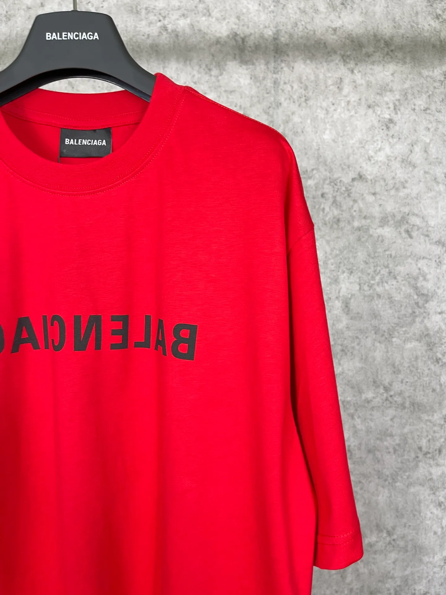 🅿️166 Real photos [Top version. Official website quality] BALENCI*GA/Paris BALENCI*GA# 2023 spring and summer new style, front-print reverse mirror LOGO short-sleeved T-shirt. 2023 spring and summer new product. Brick cabinet synchronization. The fabric is made of Paris ZP custom-woven and dyed 100% cotton double yarn compact cotton. The weight is 260 grams, the cloth surface is clean. The cloth pattern is clear. Soft and comfortable. Good color fastness. Not easy to change color. The threads are woven and dyed with no color difference. The printing uses imported environmentally friendly rubber paddles, precision stencils, fine LOGO letters, clear letters, no burrs, and a three-dimensional effect. Restore brick cabinet. The version adopts OS loose shoulder version. Same style for men and women. Code: BL223081 Color: black, light gray, red. Size: XS to L