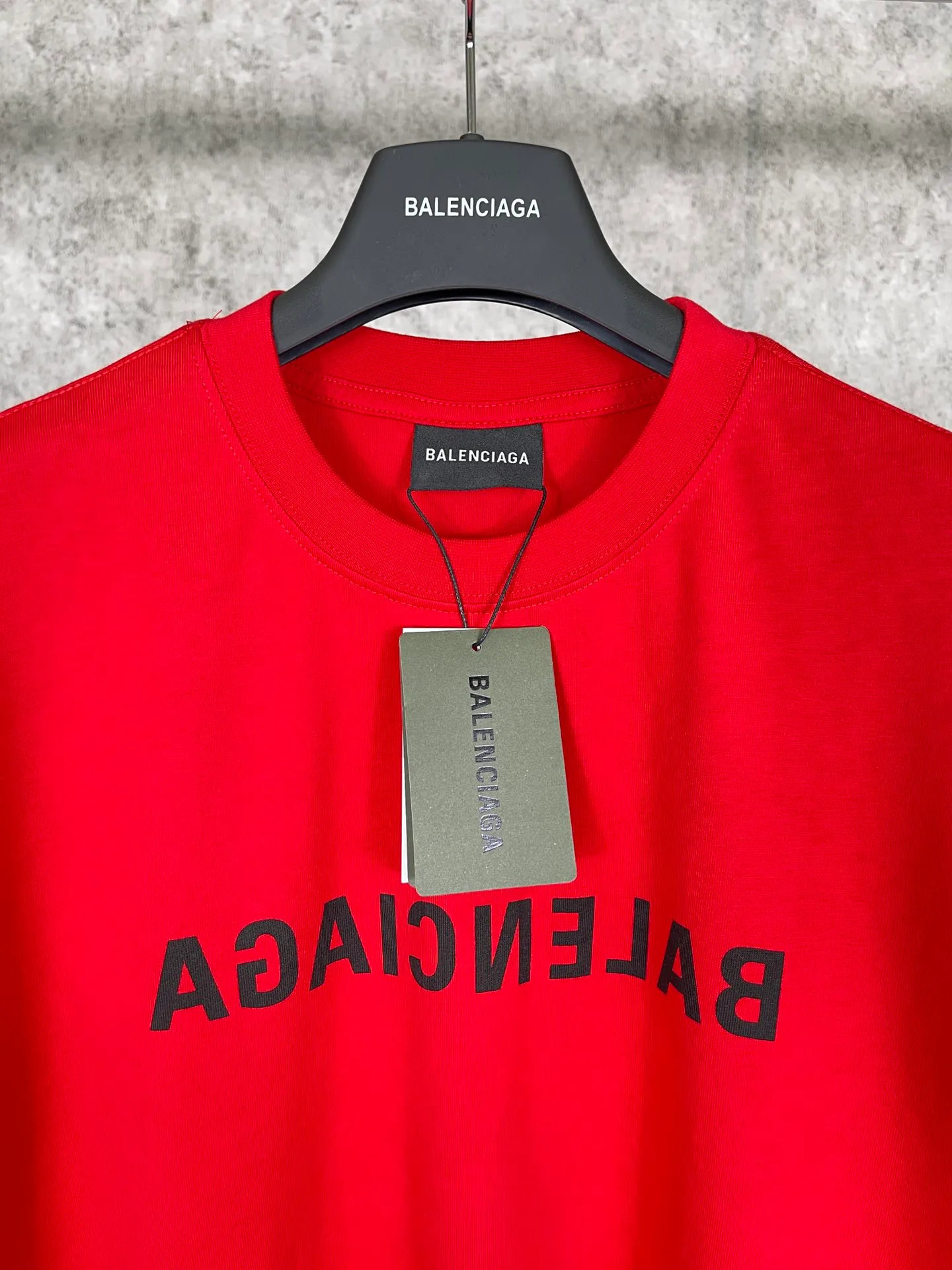 🅿️166 Real photos [Top version. Official website quality] BALENCI*GA/Paris BALENCI*GA# 2023 spring and summer new style, front-print reverse mirror LOGO short-sleeved T-shirt. 2023 spring and summer new product. Brick cabinet synchronization. The fabric is made of Paris ZP custom-woven and dyed 100% cotton double yarn compact cotton. The weight is 260 grams, the cloth surface is clean. The cloth pattern is clear. Soft and comfortable. Good color fastness. Not easy to change color. The threads are woven and dyed with no color difference. The printing uses imported environmentally friendly rubber paddles, precision stencils, fine LOGO letters, clear letters, no burrs, and a three-dimensional effect. Restore brick cabinet. The version adopts OS loose shoulder version. Same style for men and women. Code: BL223081 Color: black, light gray, red. Size: XS to L