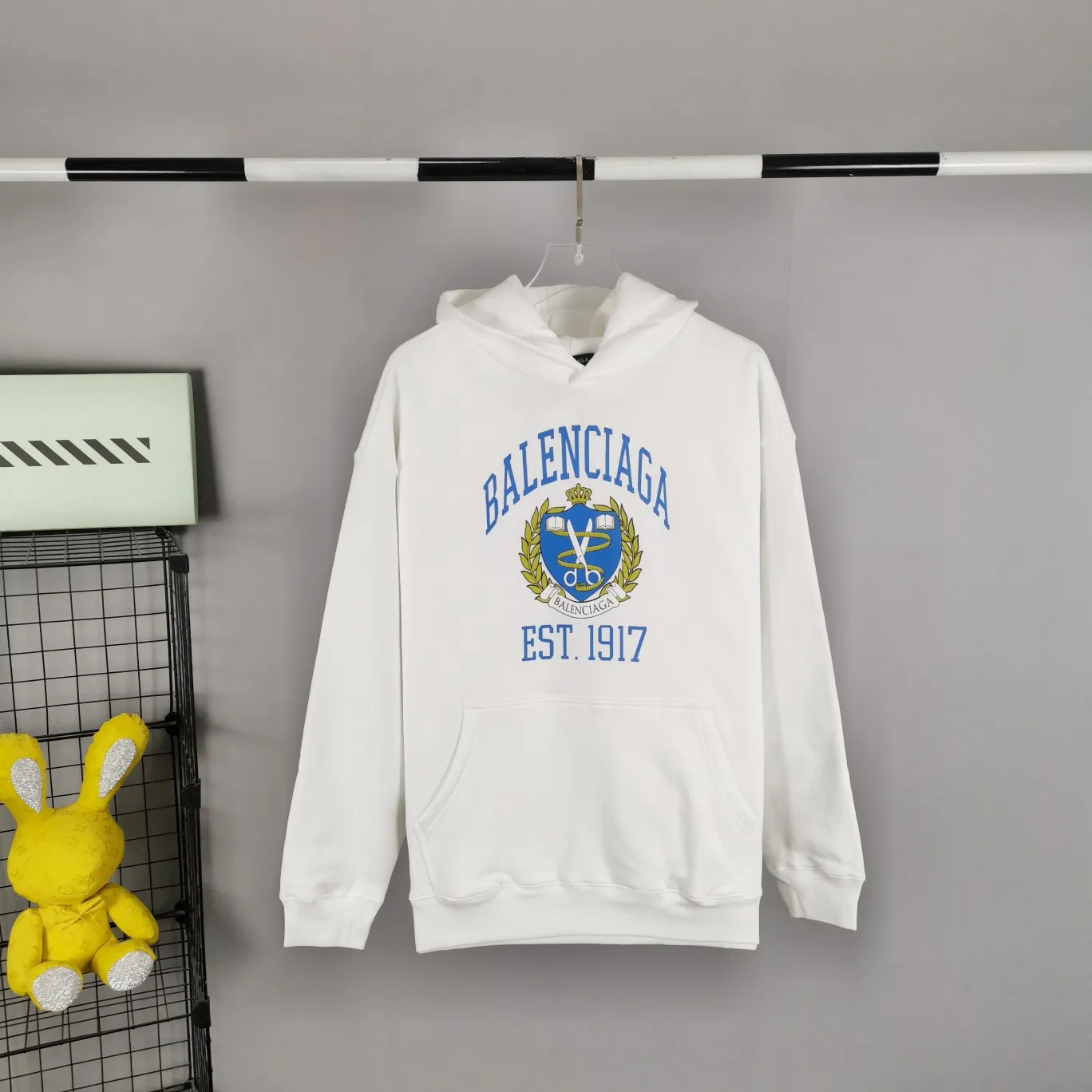 The top tested version of Balenciaga logo printed EST 1917 knitted T-shirt 2022 new style autumn and winter hoodie sweatshirt for men and women couples. The process adopts Kangli printing cracking effect. This crack is not a line pattern, but a three-dimensional burst pattern. How many versions on the market are based on pictures? Just make pictures, not craftsmanship? Without a version, it would be impossible to create the original flavor, and it would be almost pointless to brag! The front panel printing glue bursting effect uses imported transparent slurry to scrape the bottom to make the printing bursting feel uniform. (PS: If this process is missing, the printing will easily fall off in large areas after cracking) The fabric is made of 520g composite crystal velvet fabric, which is full of drape, loose and good on the skin. Color: black white Size: XS-L (maximum wear: 230 pounds) P:490