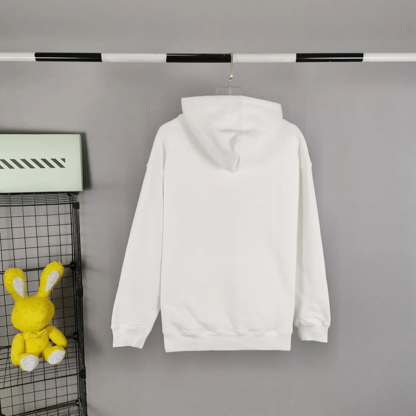 The top tested version of Balenciaga logo printed EST 1917 knitted T-shirt 2022 new style autumn and winter hoodie sweatshirt for men and women couples. The process adopts Kangli printing cracking effect. This crack is not a line pattern, but a three-dimensional burst pattern. How many versions on the market are based on pictures? Just make pictures, not craftsmanship? Without a version, it would be impossible to create the original flavor, and it would be almost pointless to brag! The front panel printing glue bursting effect uses imported transparent slurry to scrape the bottom to make the printing bursting feel uniform. (PS: If this process is missing, the printing will easily fall off in large areas after cracking) The fabric is made of 520g composite crystal velvet fabric, which is full of drape, loose and good on the skin. Color: black white Size: XS-L (maximum wear: 230 pounds) P:490