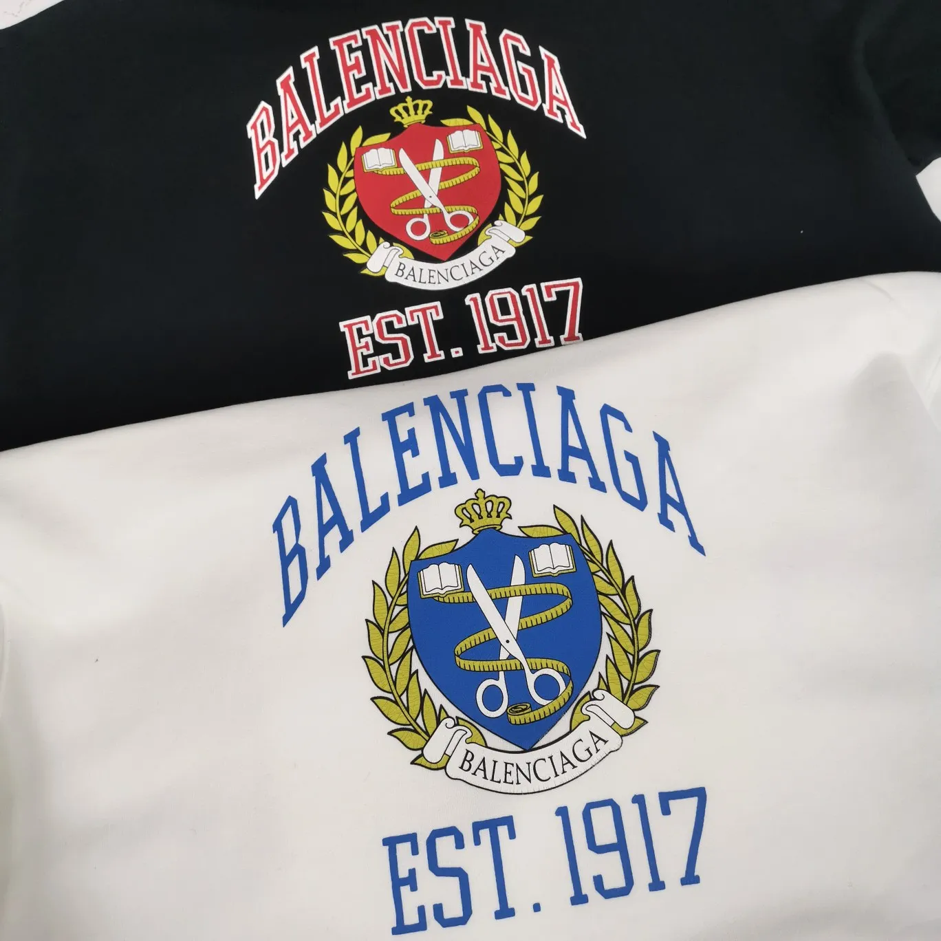 The top tested version of Balenciaga logo printed EST 1917 knitted T-shirt 2022 new style autumn and winter hoodie sweatshirt for men and women couples. The process adopts Kangli printing cracking effect. This crack is not a line pattern, but a three-dimensional burst pattern. How many versions on the market are based on pictures? Just make pictures, not craftsmanship? Without a version, it would be impossible to create the original flavor, and it would be almost pointless to brag! The front panel printing glue bursting effect uses imported transparent slurry to scrape the bottom to make the printing bursting feel uniform. (PS: If this process is missing, the printing will easily fall off in large areas after cracking) The fabric is made of 520g composite crystal velvet fabric, which is full of drape, loose and good on the skin. Color: black white Size: XS-L (maximum wear: 230 pounds) P:490