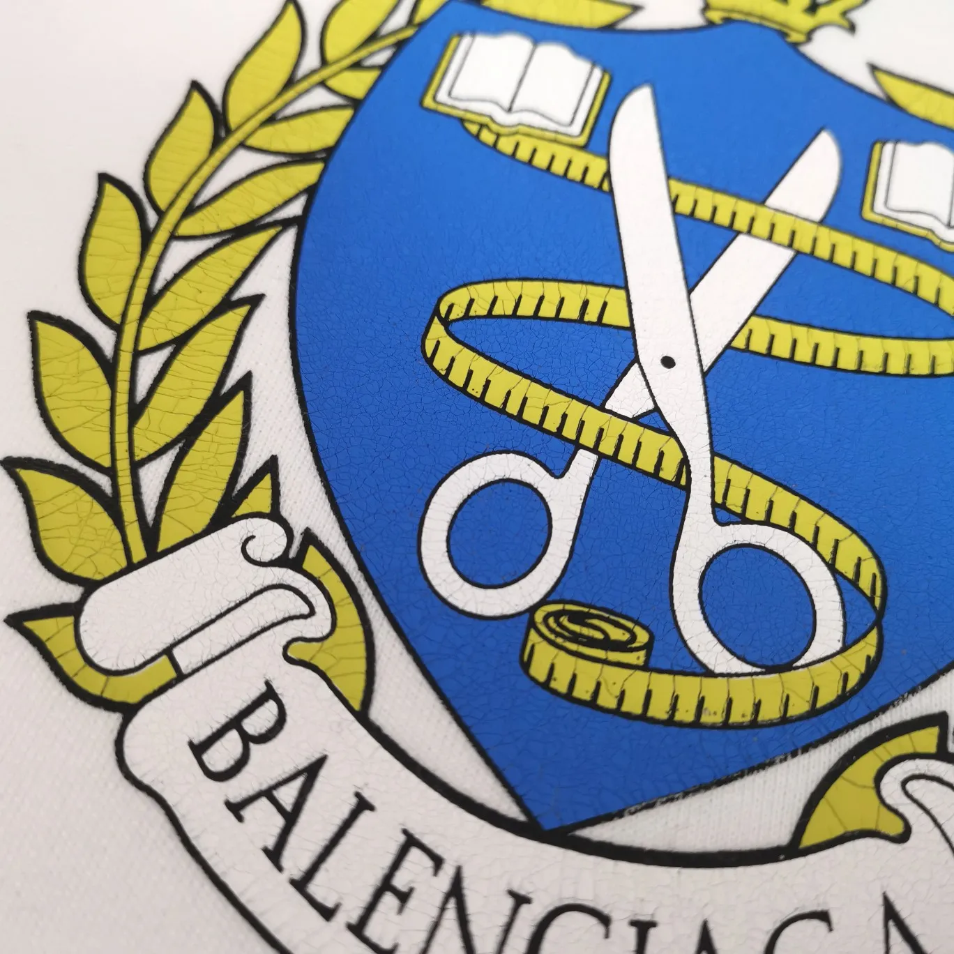 The top tested version of Balenciaga logo printed EST 1917 knitted T-shirt 2022 new style autumn and winter hoodie sweatshirt for men and women couples. The process adopts Kangli printing cracking effect. This crack is not a line pattern, but a three-dimensional burst pattern. How many versions on the market are based on pictures? Just make pictures, not craftsmanship? Without a version, it would be impossible to create the original flavor, and it would be almost pointless to brag! The front panel printing glue bursting effect uses imported transparent slurry to scrape the bottom to make the printing bursting feel uniform. (PS: If this process is missing, the printing will easily fall off in large areas after cracking) The fabric is made of 520g composite crystal velvet fabric, which is full of drape, loose and good on the skin. Color: black white Size: XS-L (maximum wear: 230 pounds) P:490