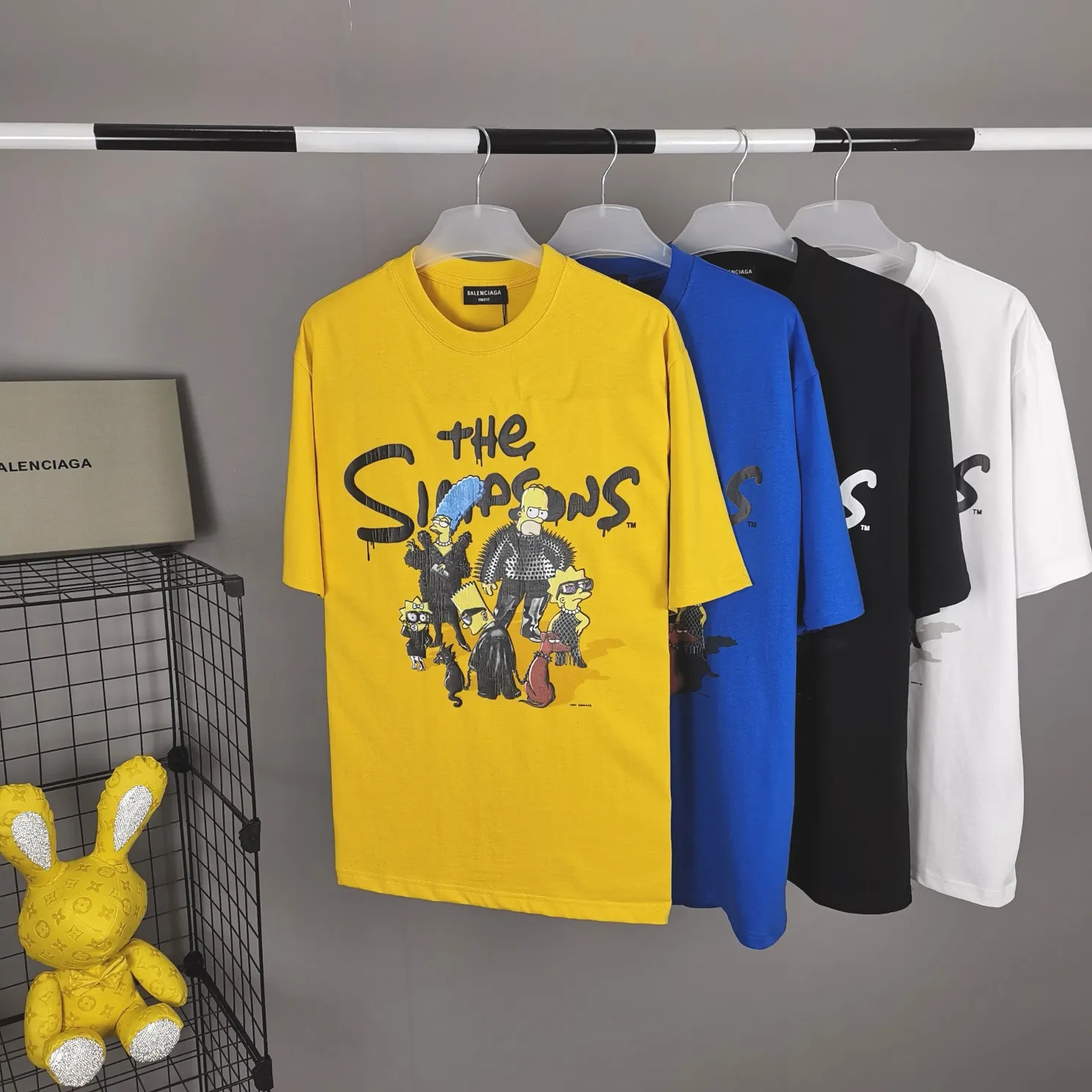 Fashion Information: Why did The Simpsons show at Balenciaga? The most special guests of Paris Fashion Week this time are The Simpsons! The 10-minute short film has more than 8 million views on YouTube, which can be said to be very eye-catching.  So, why does Balenciaga want to cooperate with The Simpsons instead of Doraemon and the like? This cooperation with animation IP in the fashion industry has given the fashion industry a new revelation. Cooperation is also about building a brand. The core of The Simpsons' comedy is irony, which is the same as Balenciaqa's values. This collaboration not only used animation IP in graphic design, but also produced a 10-minute short film! Creating a complete story. The move was extravagant and successful, just look at the reaction they caused.