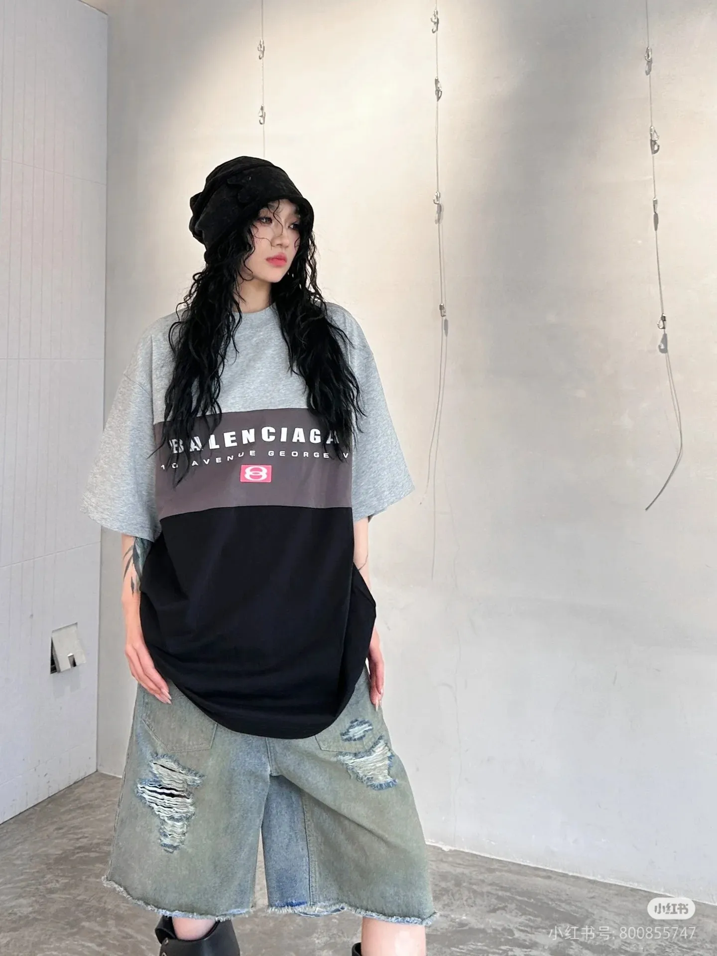 🎀Hot model pictures🎀[Top version. Official website quality] BALENCI*GA/Paris.SS25 latest model. Color splicing series. New LOGO monogram printing. Spliced ​​short-sleeved T-shirt. Brick cabinet synchronization. Genuine development at the first time. The fabric is made of Paris ZP custom-woven and dyed cotton double yarn. Weighing 260 grams, the cloth surface is clean. The cloth pattern is clear, soft and comfortable. The threads are dyed with no color difference. The printing is made of environmentally friendly imported materials. The letters are clear and the effect is three-dimensional. The version adopts OS loose shoulder design. Same style for men and women. Color: black and gray. Size: XS S M L P: 280