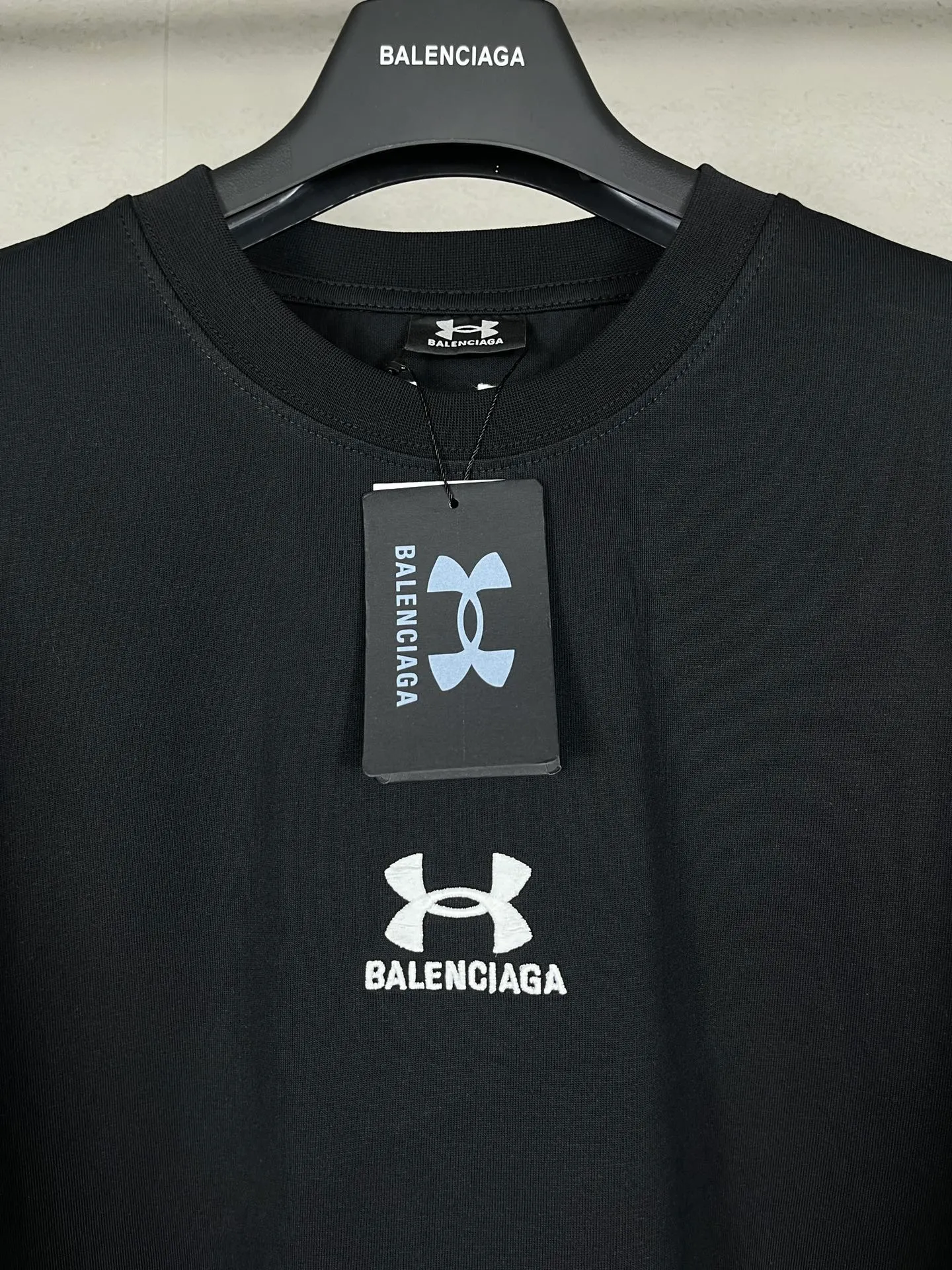 🅿️186 Real photos [Top version. Official website quality] BALENCI*GA/Paris joint Under Armor front and rear embroidered short-sleeved T-shirt # SS24 latest model. Research and development at the first time, different market currencies. Comparisons welcome. The fabric is made of Paris ZP custom-woven and dyed cotton double yarn. Weighing 260 grams, the cloth surface is clean. The cloth pattern is clear, soft and comfortable. The threads are dyed with no color difference. The classic LOGO pattern embroidery is embroidered by Tajima imported machine. The letters are clear, three-dimensional and without burrs. Jubie market produces pictures based on pictures. Welcome to compare. The version adopts OS loose shoulder design. Same style for men and women. Code: BL223372 Color: black, red, size: XS S M L