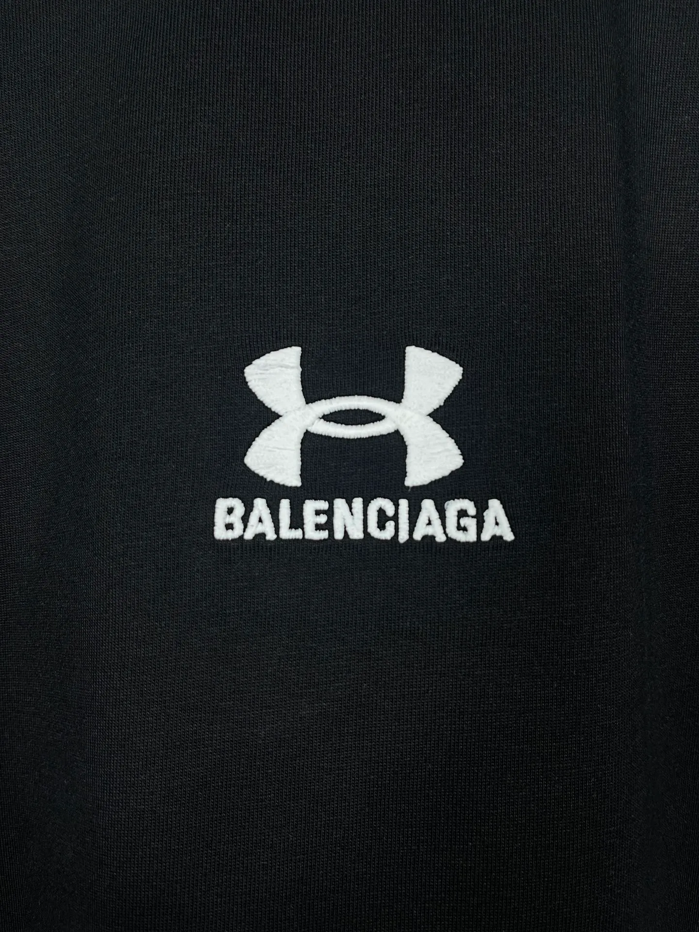 🅿️186 Real photos [Top version. Official website quality] BALENCI*GA/Paris joint Under Armor front and rear embroidered short-sleeved T-shirt # SS24 latest model. Research and development at the first time, different market currencies. Comparisons welcome. The fabric is made of Paris ZP custom-woven and dyed cotton double yarn. Weighing 260 grams, the cloth surface is clean. The cloth pattern is clear, soft and comfortable. The threads are dyed with no color difference. The classic LOGO pattern embroidery is embroidered by Tajima imported machine. The letters are clear, three-dimensional and without burrs. Jubie market produces pictures based on pictures. Welcome to compare. The version adopts OS loose shoulder design. Same style for men and women. Code: BL223372 Color: black, red, size: XS S M L