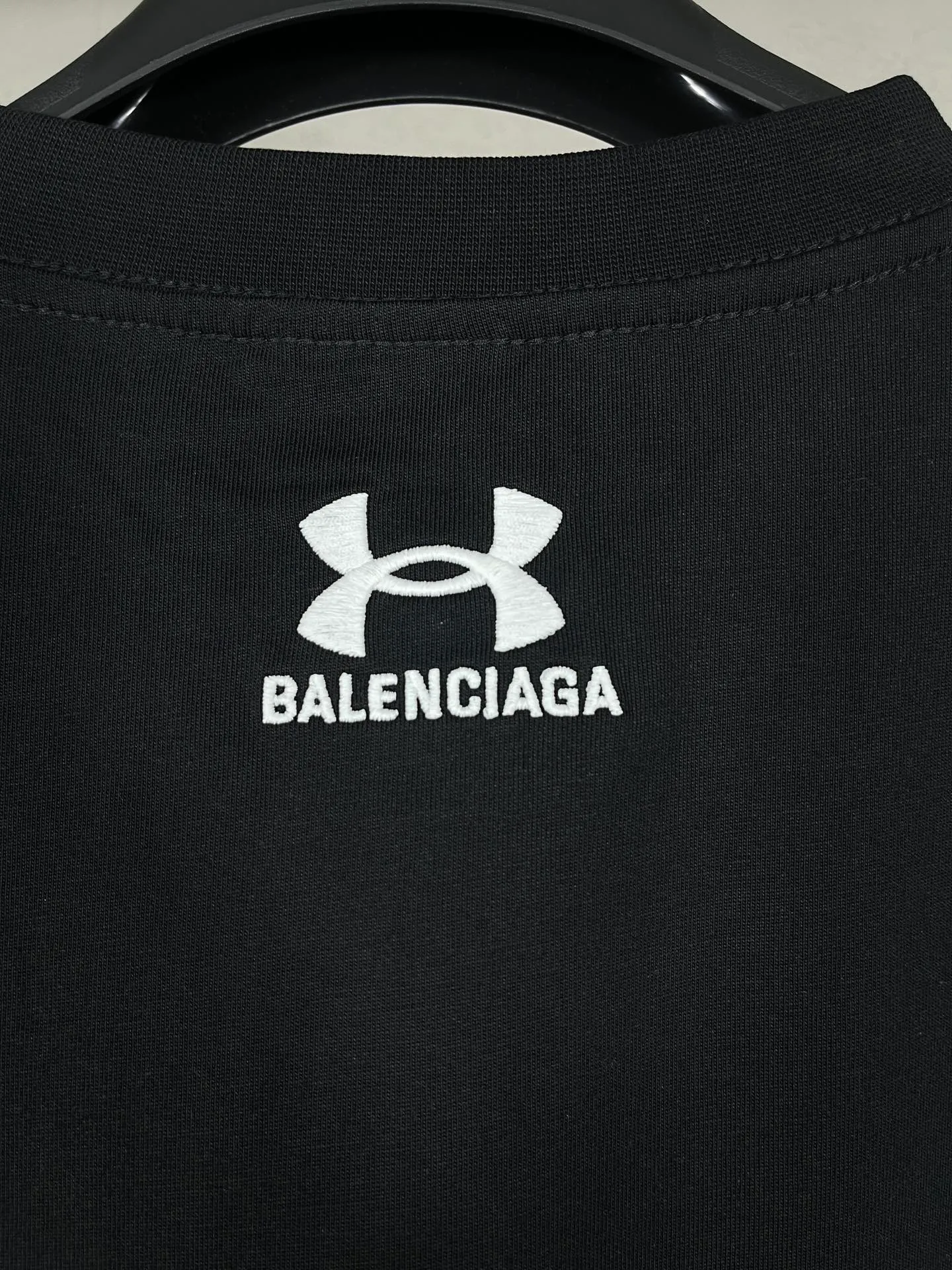 🅿️186 Real photos [Top version. Official website quality] BALENCI*GA/Paris joint Under Armor front and rear embroidered short-sleeved T-shirt # SS24 latest model. Research and development at the first time, different market currencies. Comparisons welcome. The fabric is made of Paris ZP custom-woven and dyed cotton double yarn. Weighing 260 grams, the cloth surface is clean. The cloth pattern is clear, soft and comfortable. The threads are dyed with no color difference. The classic LOGO pattern embroidery is embroidered by Tajima imported machine. The letters are clear, three-dimensional and without burrs. Jubie market produces pictures based on pictures. Welcome to compare. The version adopts OS loose shoulder design. Same style for men and women. Code: BL223372 Color: black, red, size: XS S M L