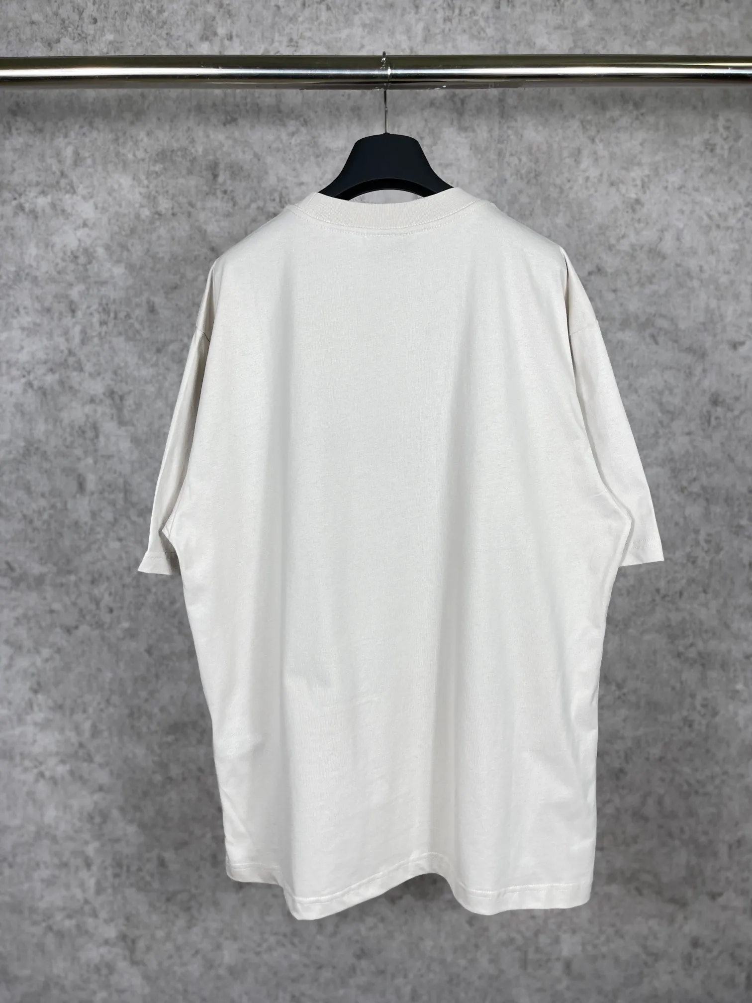 🅿️174 Real photos [Top version. Official website quality] BALENCI*GA/Paris #XXXL embroidered short-sleeved T-shirt# The fabric is made of Paris ZP custom-woven and dyed cotton double yarn. Weighing 260 grams, the cloth surface is clean. The cloth pattern is clear, soft and comfortable. The color fastness is good. It is not easy to change color. The threads are dyed with no color difference. The classic pattern embroidery uses an imported embroidery machine, and the embroidery thread color is based on the original color. It is produced based on the pictures in the Jubie market. The letters are clear. The three-dimensional effect is strong. The embroidery is precise. The version adopts OS loose shoulder design. Same style for men and women. Code: BL223009 Color: Lime, washed black Size: XS S M L