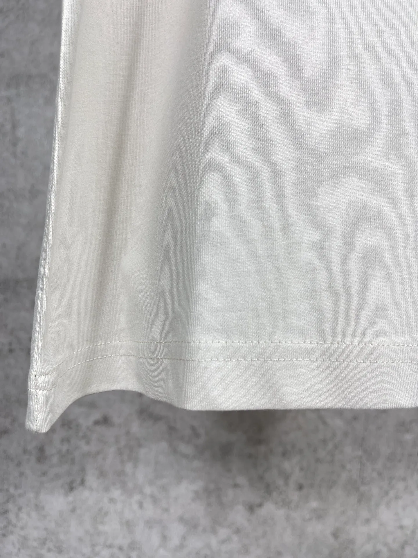 🅿️174 Real photos [Top version. Official website quality] BALENCI*GA/Paris #XXXL embroidered short-sleeved T-shirt# The fabric is made of Paris ZP custom-woven and dyed cotton double yarn. Weighing 260 grams, the cloth surface is clean. The cloth pattern is clear, soft and comfortable. The color fastness is good. It is not easy to change color. The threads are dyed with no color difference. The classic pattern embroidery uses an imported embroidery machine, and the embroidery thread color is based on the original color. It is produced based on the pictures in the Jubie market. The letters are clear. The three-dimensional effect is strong. The embroidery is precise. The version adopts OS loose shoulder design. Same style for men and women. Code: BL223009 Color: Lime, washed black Size: XS S M L