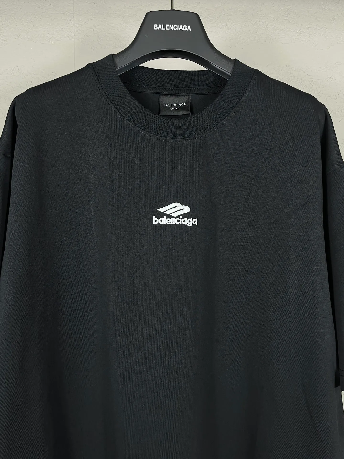 🅿️174 Real photos [Top version. Official website quality] BALENCI*GA/Paris BALENCI*GA# New model, 2025 new ski series 3B classic LOGO, short-sleeved T-shirt with micro-label embroidery on the left and right cuffs of the chest. Brick cabinet synchronization. Welcome to compare. The fabric is made of Paris ZP custom-woven and dyed 100% cotton double-yarn compact cotton. The weight is 260 grams. The cloth surface is clean. The cloth pattern is clear. It is soft and comfortable. It has good color fastness and is not easy to change color. The threads are woven and dyed with no color difference. The embroidery is done using a Tajima embroidery machine, and the letters are three-dimensional. Comparisons welcome. Restore brick cabinet. The version adopts OS loose shoulder version. Same style for men and women. Code: BL223612 Color: black, white Size: XS S M L
