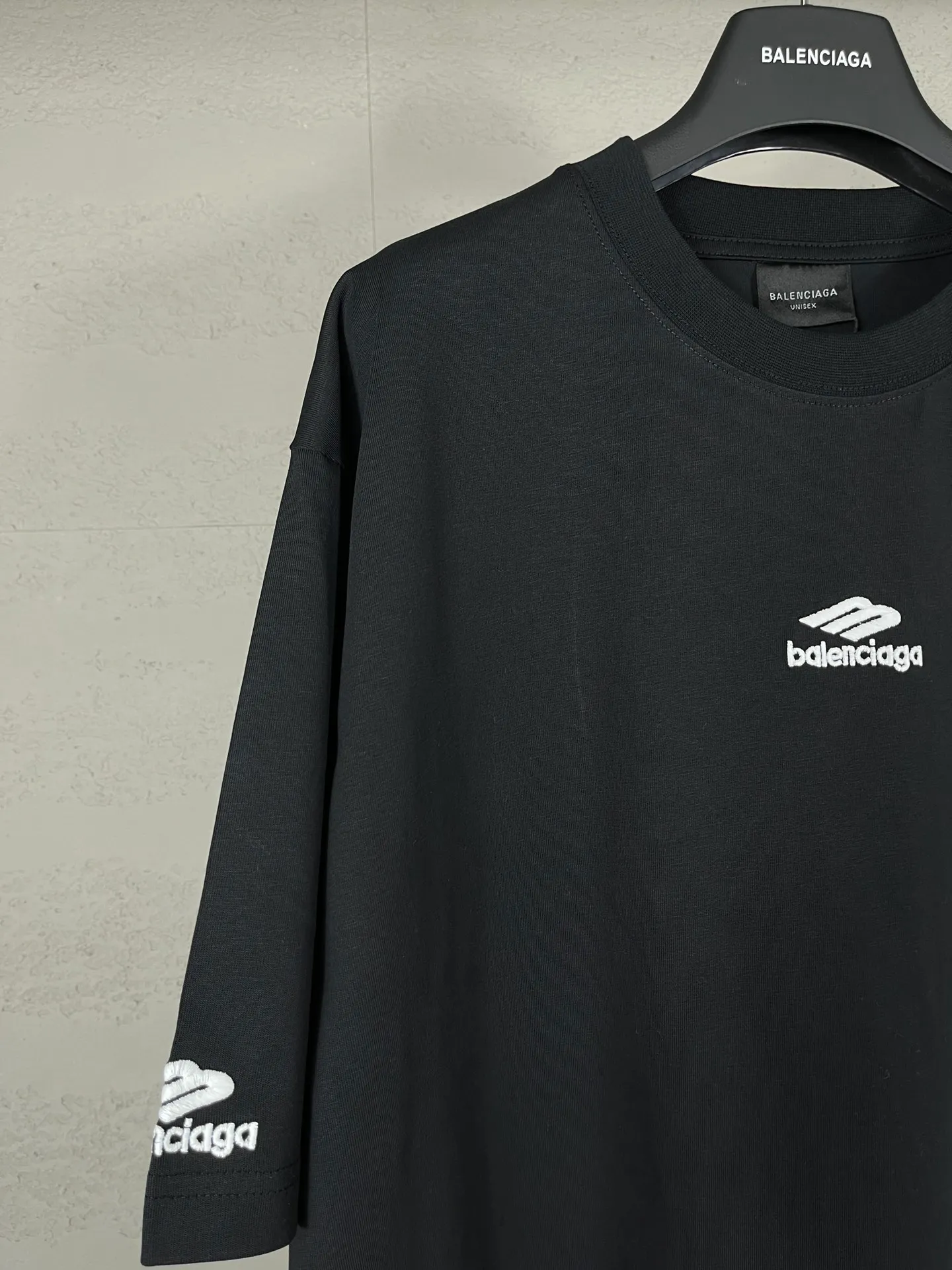 🅿️174 Real photos [Top version. Official website quality] BALENCI*GA/Paris BALENCI*GA# New model, 2025 new ski series 3B classic LOGO, short-sleeved T-shirt with micro-label embroidery on the left and right cuffs of the chest. Brick cabinet synchronization. Welcome to compare. The fabric is made of Paris ZP custom-woven and dyed 100% cotton double-yarn compact cotton. The weight is 260 grams. The cloth surface is clean. The cloth pattern is clear. It is soft and comfortable. It has good color fastness and is not easy to change color. The threads are woven and dyed with no color difference. The embroidery is done using a Tajima embroidery machine, and the letters are three-dimensional. Comparisons welcome. Restore brick cabinet. The version adopts OS loose shoulder version. Same style for men and women. Code: BL223612 Color: black, white Size: XS S M L