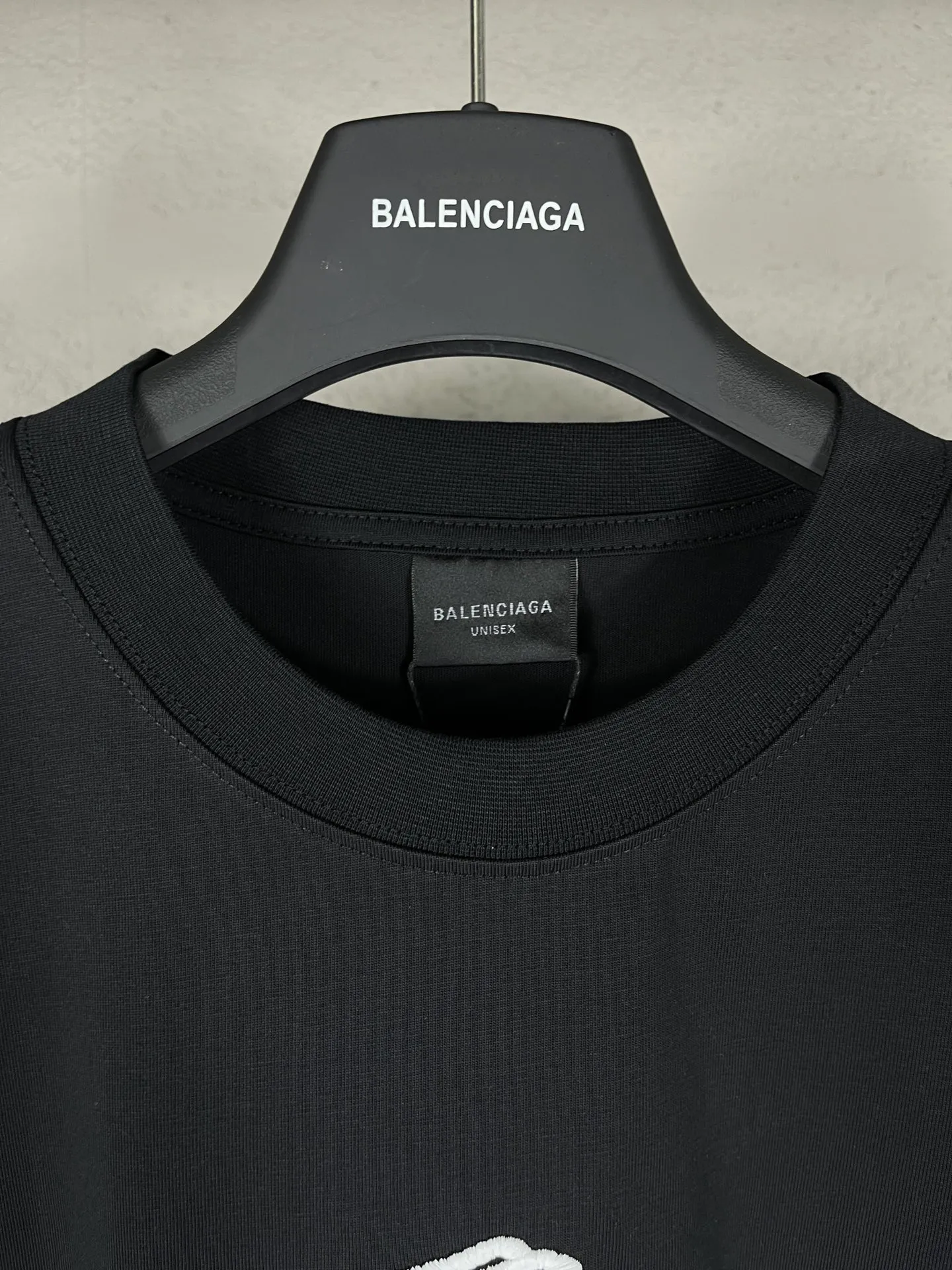 🅿️174 Real photos [Top version. Official website quality] BALENCI*GA/Paris BALENCI*GA# New model, 2025 new ski series 3B classic LOGO, short-sleeved T-shirt with micro-label embroidery on the left and right cuffs of the chest. Brick cabinet synchronization. Welcome to compare. The fabric is made of Paris ZP custom-woven and dyed 100% cotton double-yarn compact cotton. The weight is 260 grams. The cloth surface is clean. The cloth pattern is clear. It is soft and comfortable. It has good color fastness and is not easy to change color. The threads are woven and dyed with no color difference. The embroidery is done using a Tajima embroidery machine, and the letters are three-dimensional. Comparisons welcome. Restore brick cabinet. The version adopts OS loose shoulder version. Same style for men and women. Code: BL223612 Color: black, white Size: XS S M L