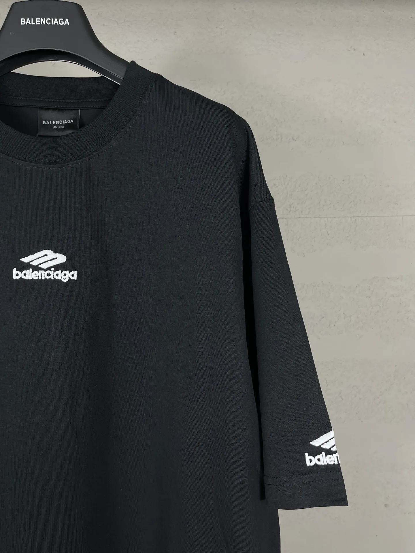 🅿️174 Real photos [Top version. Official website quality] BALENCI*GA/Paris BALENCI*GA# New model, 2025 new ski series 3B classic LOGO, short-sleeved T-shirt with micro-label embroidery on the left and right cuffs of the chest. Brick cabinet synchronization. Welcome to compare. The fabric is made of Paris ZP custom-woven and dyed 100% cotton double-yarn compact cotton. The weight is 260 grams. The cloth surface is clean. The cloth pattern is clear. It is soft and comfortable. It has good color fastness and is not easy to change color. The threads are woven and dyed with no color difference. The embroidery is done using a Tajima embroidery machine, and the letters are three-dimensional. Comparisons welcome. Restore brick cabinet. The version adopts OS loose shoulder version. Same style for men and women. Code: BL223612 Color: black, white Size: XS S M L