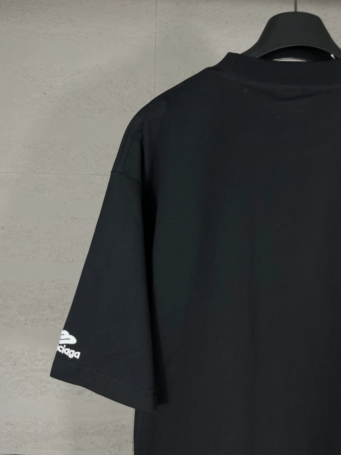 🅿️174 Real photos [Top version. Official website quality] BALENCI*GA/Paris BALENCI*GA# New model, 2025 new ski series 3B classic LOGO, short-sleeved T-shirt with micro-label embroidery on the left and right cuffs of the chest. Brick cabinet synchronization. Welcome to compare. The fabric is made of Paris ZP custom-woven and dyed 100% cotton double-yarn compact cotton. The weight is 260 grams. The cloth surface is clean. The cloth pattern is clear. It is soft and comfortable. It has good color fastness and is not easy to change color. The threads are woven and dyed with no color difference. The embroidery is done using a Tajima embroidery machine, and the letters are three-dimensional. Comparisons welcome. Restore brick cabinet. The version adopts OS loose shoulder version. Same style for men and women. Code: BL223612 Color: black, white Size: XS S M L