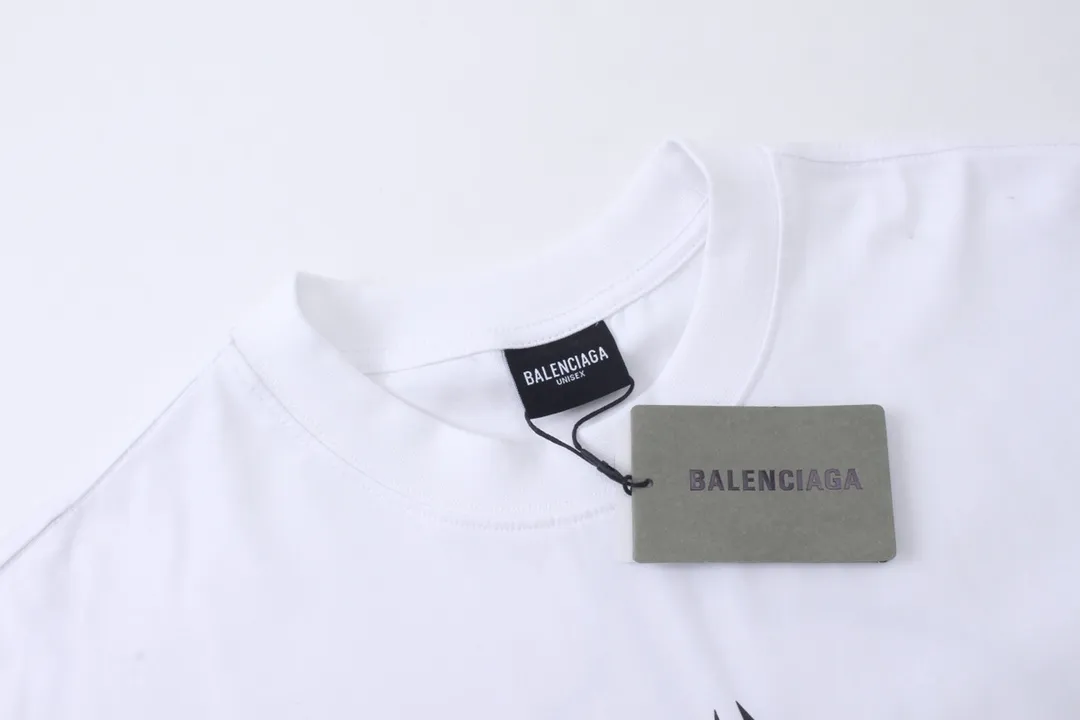 🅿️190 detailed pictures [Top version. Official website quality] BALENCI*GA/Paris. 2024 new style. Classic LOGO cracked printed washed long-sleeved T-shirt. Brick cabinet synchronization. Genuine product developed at the first time, happy to print and compare! The fabric is made of Paris ZP custom-woven and dyed cotton with double yarns and compact cotton. The weight is 260 grams. The cloth surface is clean. The cloth pattern is clear, soft and comfortable. The threads are dyed with no color difference. The classic printing is made of environmentally friendly imported materials, and the letters are cracked and printed. The letters are clear and the effect is three-dimensional. Restore the brick cabinet. Ready-made clothes are washed and distressed, different market currency, welcome to compare, the version adopts OS loose shoulder version. Same style for men and women Coding: BL223209 Color: dark blue gray, white Size: XS to L