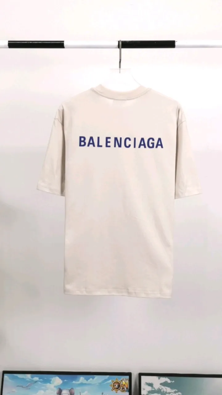 Real shot of the video————The top tested version of BALENCIAGA with large LOGO basic letters on the back, pure cotton, loose, same style, high-end short-sleeved T-shirt for male and female couples. The god of simplicity in Paris, a volume sought after by many stars. Lisa’s favorite basic short-sleeved Paris style, which has a very high appearance rate. Wear alone, paired with jeans, shorts, and sweatpants, it's a versatile style. Xiaohongshu, a hot item on INS, a must-have for Paris fans.  The printing uses white glue as a base, coupled with Kornit direct injection, which ensures the anchorage of the printing and machine washing without any pressure. However, everyone should pay attention to something. The printing of this model is not thick glue, and the printing surface is not shiny. Please pay attention to the importance of version. Don't make a pattern based on the pictures. If you don't have the original version, you won't be able to make it look one to one like the original version. At most, you can just make a look. It's just a piece of clothing without a soul. The fabric is made of 24S 260g double yarn pure cotton fabric. The threads and fabric are custom woven and dyed in the same style, without color difference.  A complete set of customized tags, collar tags, washed, plastic bags, and most importantly, a complete set of bags, tag codes, and codes are all authentic.  Color: White, Black, Royal Blue, Apricot, Floral Gray, Pink Size: XS-L P:240