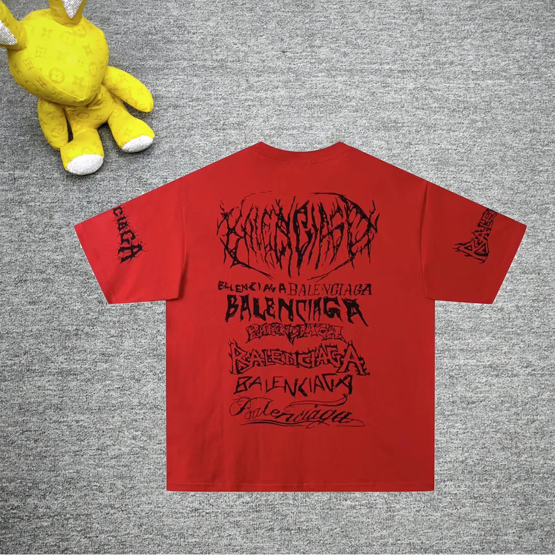 The top proven version of Balenciaga/Balenciaga 24SS Year of the Dragon hand-painted graffiti logo fully printed short-sleeved T-shirt everyone has been waiting for! The Year of the Dragon limited edition is finally available! The fabric is made of 16-count single combed compact spun 250g thickened plain weave fabric, washed and dyed on the panel. The front and rear left and right sleeve patterns are all made using an elliptical machine direct injection process. After scanning the pattern, the details of the panel are adjusted manually. Then use large cloth to repeatedly adjust the pattern on the board. The printing is delicate and neat. The ready-made garments are washed softly to ensure no shrinkage. Double-pressing technology is used. The pattern part uses graffiti-style Gothic fonts. The pattern effect is fully restored. The double-layer stitching on the back collar is firm and tight. The double-chain on the shoulders is routed. The hem is tight. The fabric is full of drape. The pattern is consistent. Customized and numbered washing. Only every detail is presented to the customer. Color: Chinese Red Size: S-XL P:280