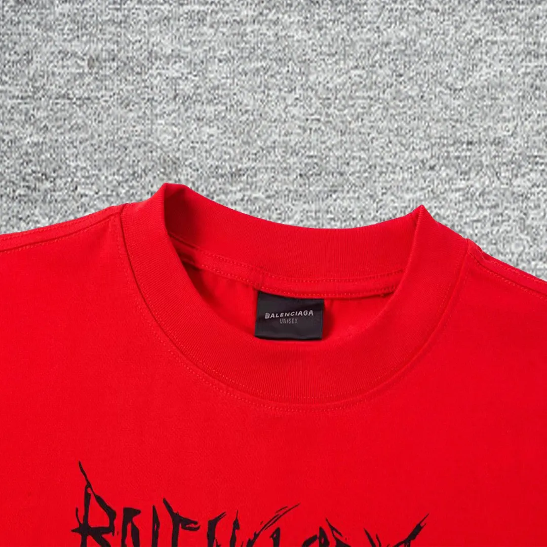The top proven version of Balenciaga/Balenciaga 24SS Year of the Dragon hand-painted graffiti logo fully printed short-sleeved T-shirt everyone has been waiting for! The Year of the Dragon limited edition is finally available! The fabric is made of 16-count single combed compact spun 250g thickened plain weave fabric, washed and dyed on the panel. The front and rear left and right sleeve patterns are all made using an elliptical machine direct injection process. After scanning the pattern, the details of the panel are adjusted manually. Then use large cloth to repeatedly adjust the pattern on the board. The printing is delicate and neat. The ready-made garments are washed softly to ensure no shrinkage. Double-pressing technology is used. The pattern part uses graffiti-style Gothic fonts. The pattern effect is fully restored. The double-layer stitching on the back collar is firm and tight. The double-chain on the shoulders is routed. The hem is tight. The fabric is full of drape. The pattern is consistent. Customized and numbered washing. Only every detail is presented to the customer. Color: Chinese Red Size: S-XL P:280