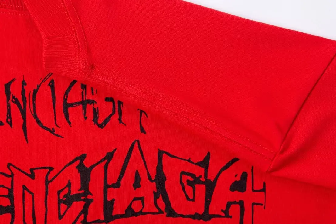 The top proven version of Balenciaga/Balenciaga 24SS Year of the Dragon hand-painted graffiti logo fully printed short-sleeved T-shirt everyone has been waiting for! The Year of the Dragon limited edition is finally available! The fabric is made of 16-count single combed compact spun 250g thickened plain weave fabric, washed and dyed on the panel. The front and rear left and right sleeve patterns are all made using an elliptical machine direct injection process. After scanning the pattern, the details of the panel are adjusted manually. Then use large cloth to repeatedly adjust the pattern on the board. The printing is delicate and neat. The ready-made garments are washed softly to ensure no shrinkage. Double-pressing technology is used. The pattern part uses graffiti-style Gothic fonts. The pattern effect is fully restored. The double-layer stitching on the back collar is firm and tight. The double-chain on the shoulders is routed. The hem is tight. The fabric is full of drape. The pattern is consistent. Customized and numbered washing. Only every detail is presented to the customer. Color: Chinese Red Size: S-XL P:280