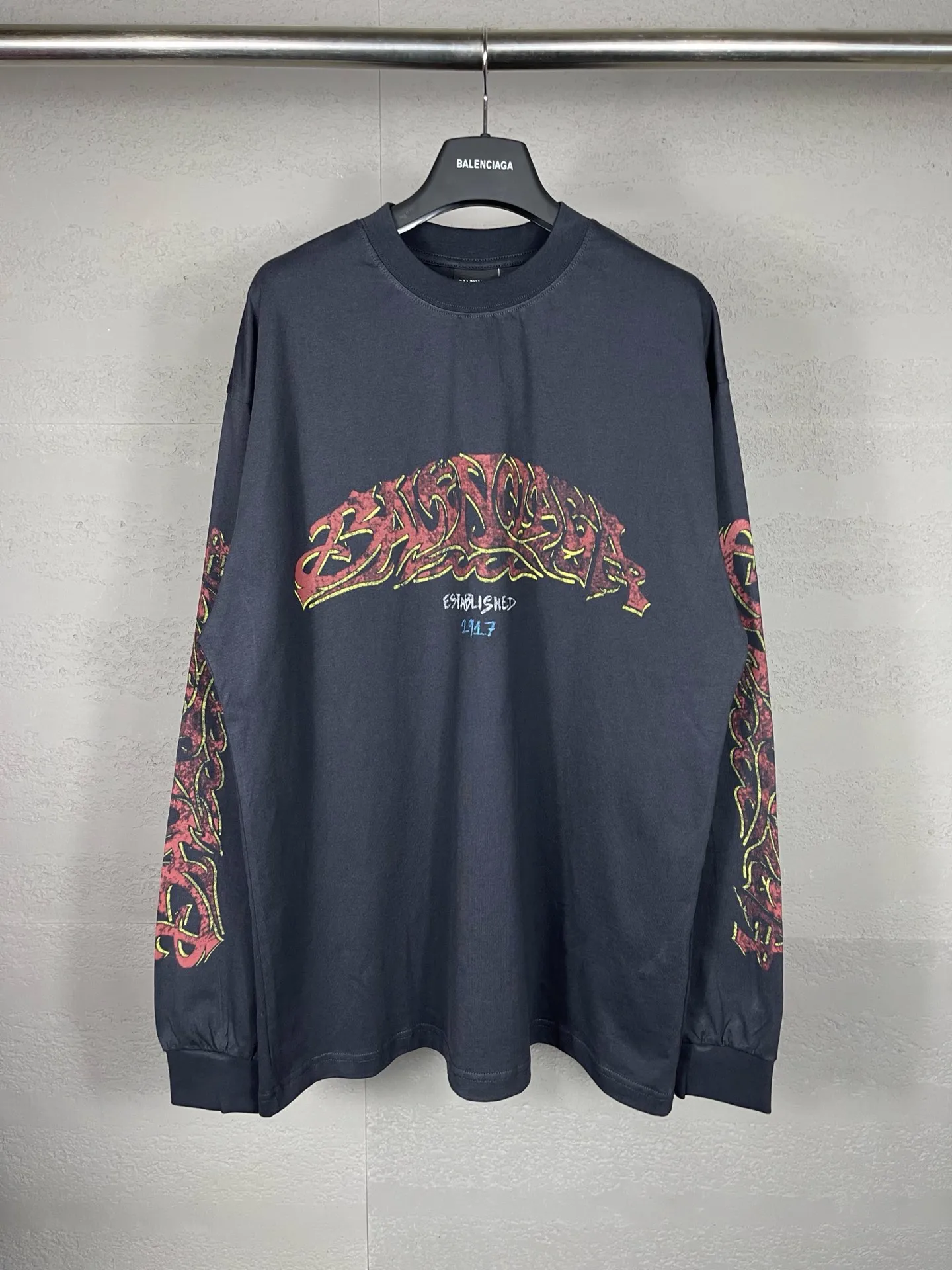 🅿️220 real photos [Top version. Official website quality] BALENCI*GA/Paris. 2024 latest flame graffiti direct-printed long-sleeved T-shirt. Brick cabinet synchronization. ⚠️Difference in market currency. YB development. The fabric is made of Paris ZP custom-woven and dyed 100% cotton double yarn compact cotton. The weight is 260 grams, the cloth surface is clean. The cloth pattern is clear, soft and comfortable. The threads are dyed with no color difference. The front and back printing adopts Kornit direct-printing printing pattern and adopts OS loose shoulder-dropping pattern. Same style for men and women. Code: BL225013 Color: dark gray blue, pink. Size: XS S M L