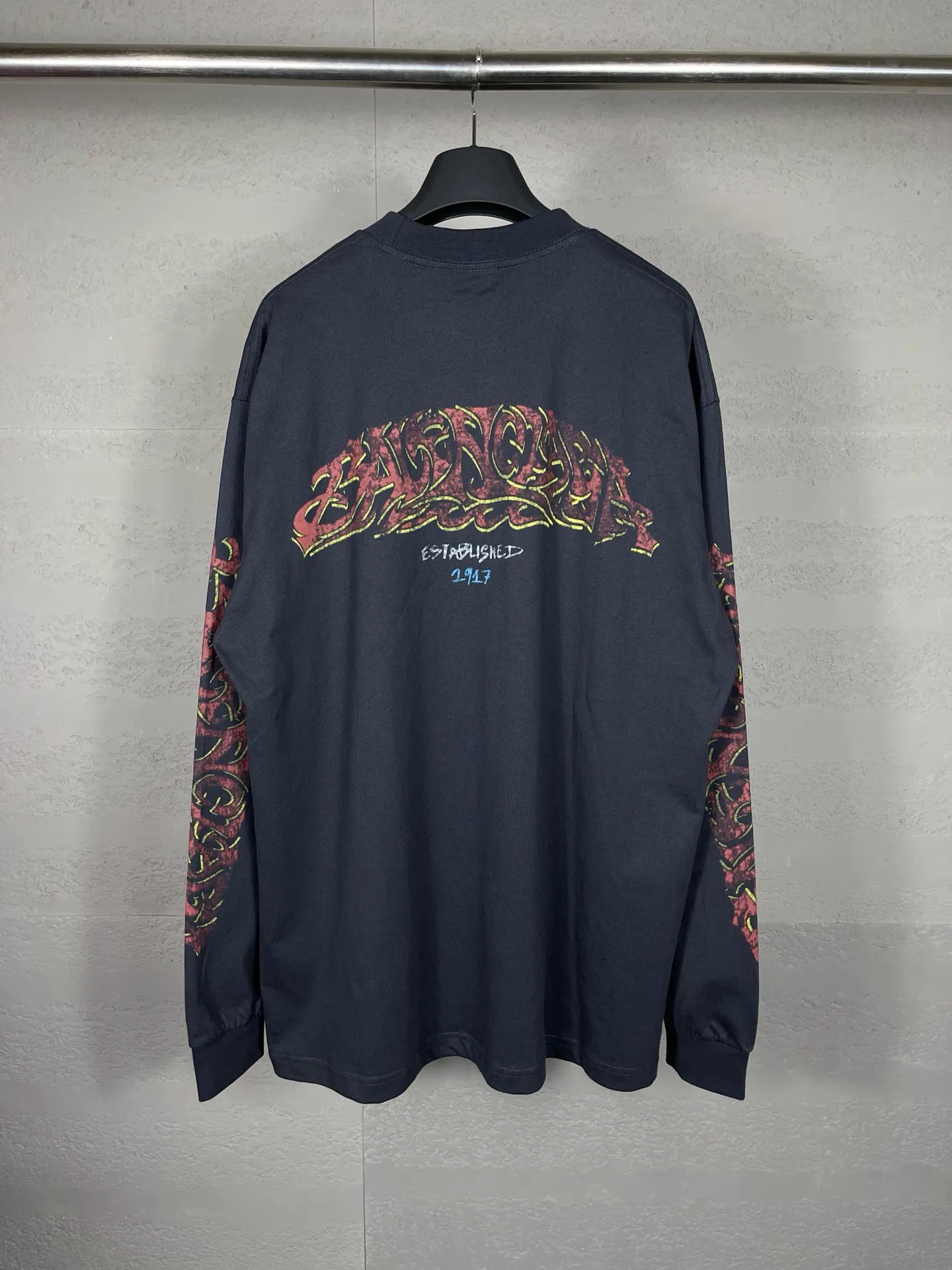 🅿️220 real photos [Top version. Official website quality] BALENCI*GA/Paris. 2024 latest flame graffiti direct-printed long-sleeved T-shirt. Brick cabinet synchronization. ⚠️Difference in market currency. YB development. The fabric is made of Paris ZP custom-woven and dyed 100% cotton double yarn compact cotton. The weight is 260 grams, the cloth surface is clean. The cloth pattern is clear, soft and comfortable. The threads are dyed with no color difference. The front and back printing adopts Kornit direct-printing printing pattern and adopts OS loose shoulder-dropping pattern. Same style for men and women. Code: BL225013 Color: dark gray blue, pink. Size: XS S M L