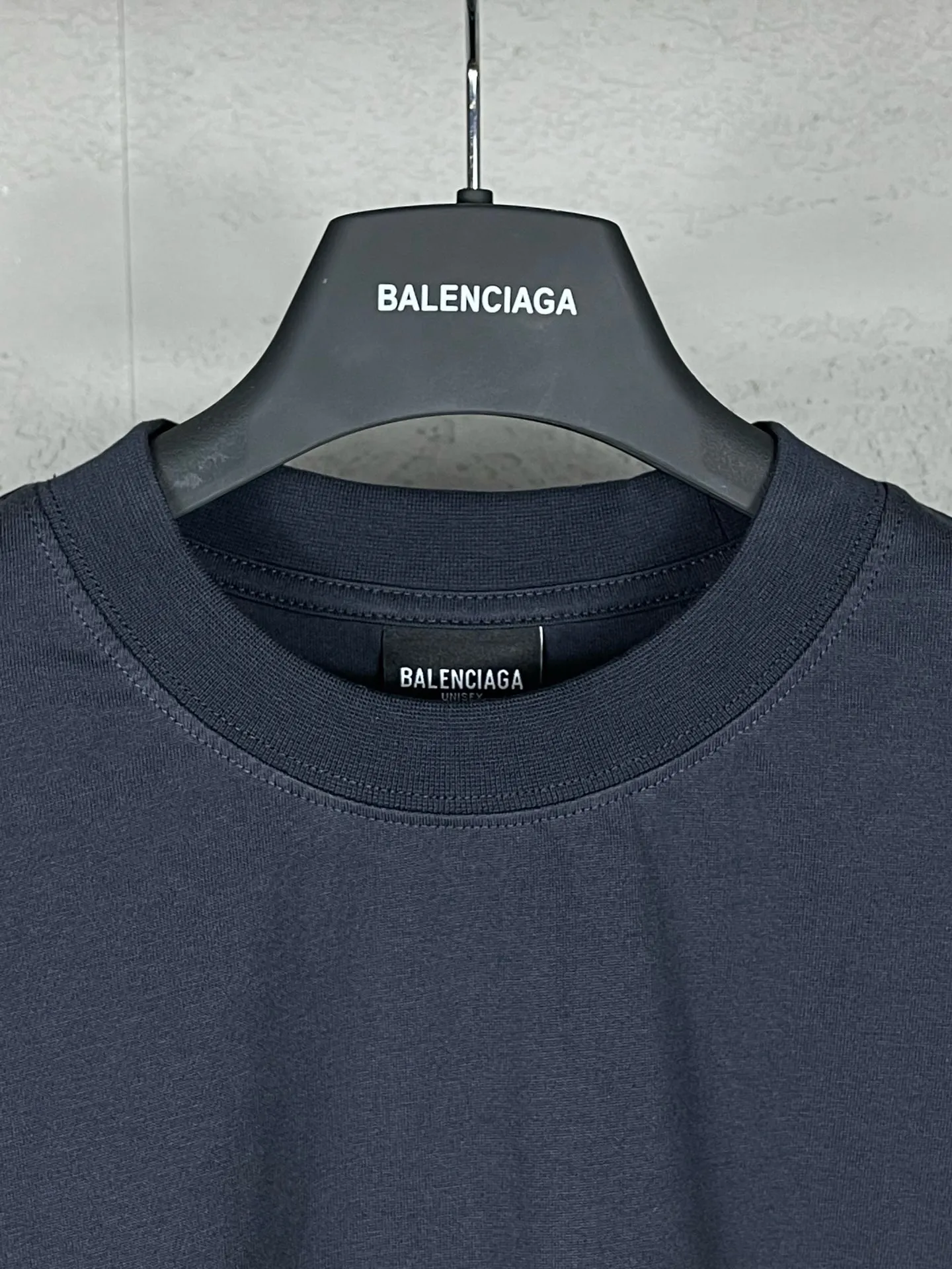 🅿️220 real photos [Top version. Official website quality] BALENCI*GA/Paris. 2024 latest flame graffiti direct-printed long-sleeved T-shirt. Brick cabinet synchronization. ⚠️Difference in market currency. YB development. The fabric is made of Paris ZP custom-woven and dyed 100% cotton double yarn compact cotton. The weight is 260 grams, the cloth surface is clean. The cloth pattern is clear, soft and comfortable. The threads are dyed with no color difference. The front and back printing adopts Kornit direct-printing printing pattern and adopts OS loose shoulder-dropping pattern. Same style for men and women. Code: BL225013 Color: dark gray blue, pink. Size: XS S M L