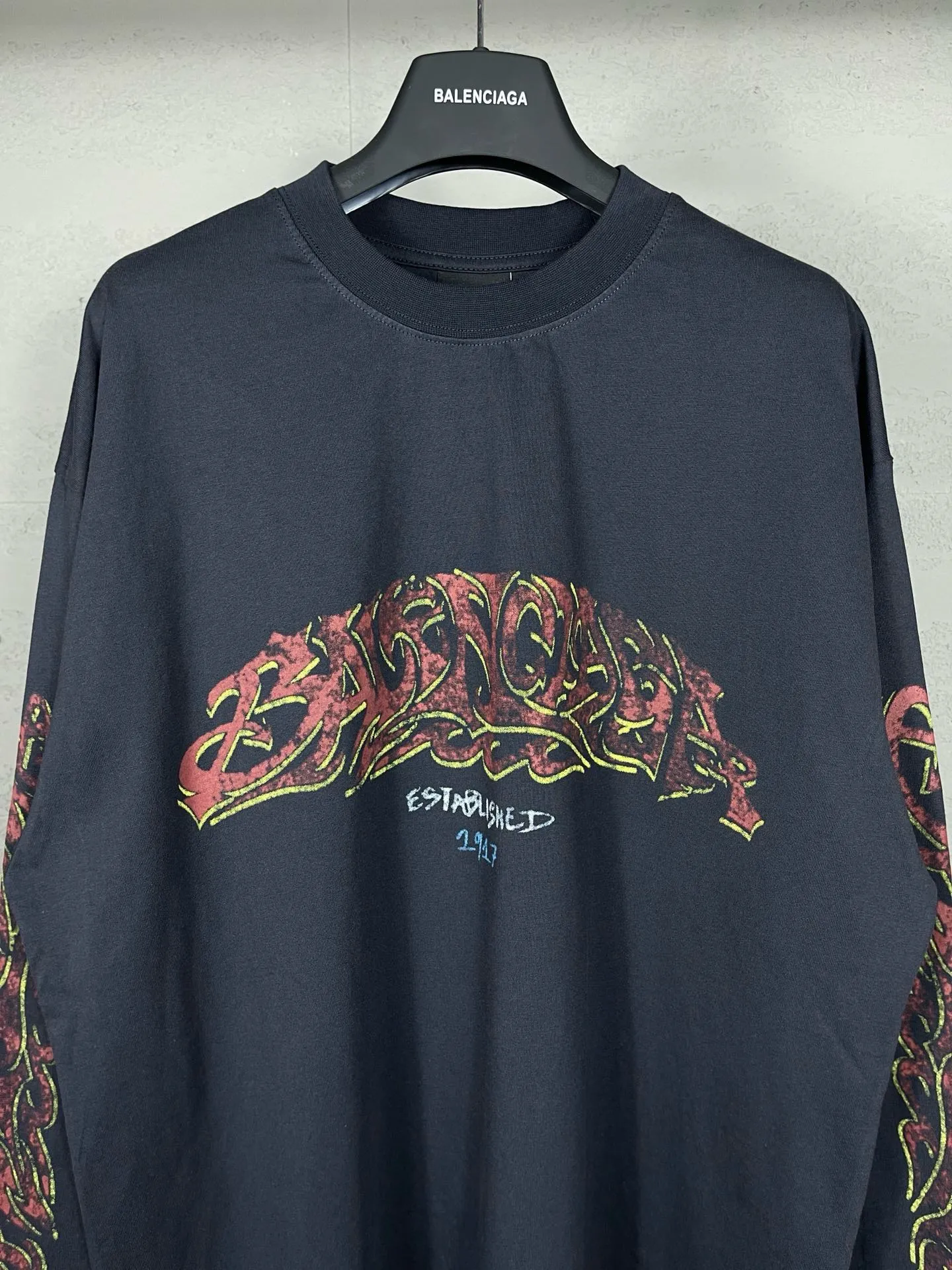 🅿️220 real photos [Top version. Official website quality] BALENCI*GA/Paris. 2024 latest flame graffiti direct-printed long-sleeved T-shirt. Brick cabinet synchronization. ⚠️Difference in market currency. YB development. The fabric is made of Paris ZP custom-woven and dyed 100% cotton double yarn compact cotton. The weight is 260 grams, the cloth surface is clean. The cloth pattern is clear, soft and comfortable. The threads are dyed with no color difference. The front and back printing adopts Kornit direct-printing printing pattern and adopts OS loose shoulder-dropping pattern. Same style for men and women. Code: BL225013 Color: dark gray blue, pink. Size: XS S M L