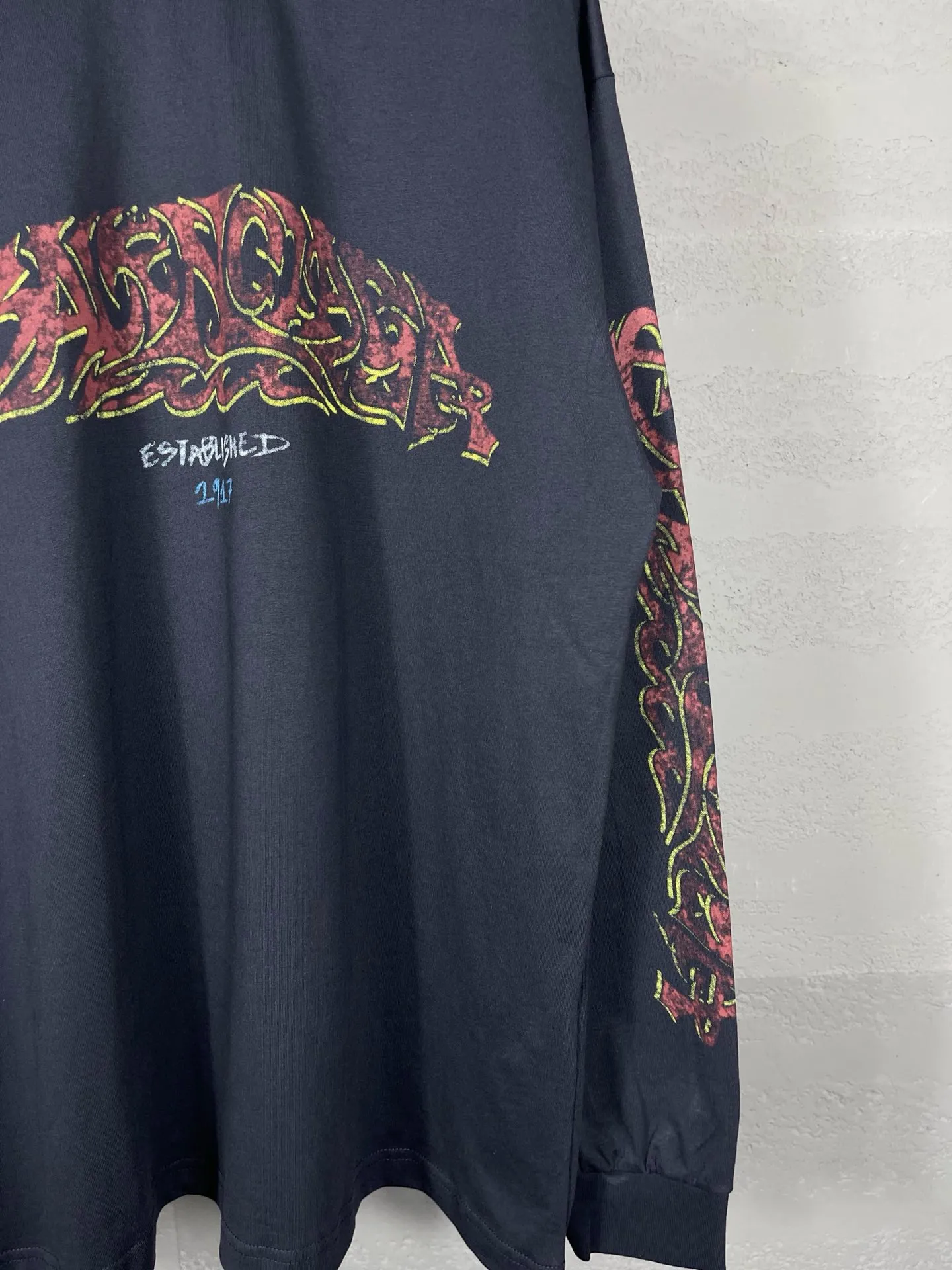 🅿️220 real photos [Top version. Official website quality] BALENCI*GA/Paris. 2024 latest flame graffiti direct-printed long-sleeved T-shirt. Brick cabinet synchronization. ⚠️Difference in market currency. YB development. The fabric is made of Paris ZP custom-woven and dyed 100% cotton double yarn compact cotton. The weight is 260 grams, the cloth surface is clean. The cloth pattern is clear, soft and comfortable. The threads are dyed with no color difference. The front and back printing adopts Kornit direct-printing printing pattern and adopts OS loose shoulder-dropping pattern. Same style for men and women. Code: BL225013 Color: dark gray blue, pink. Size: XS S M L