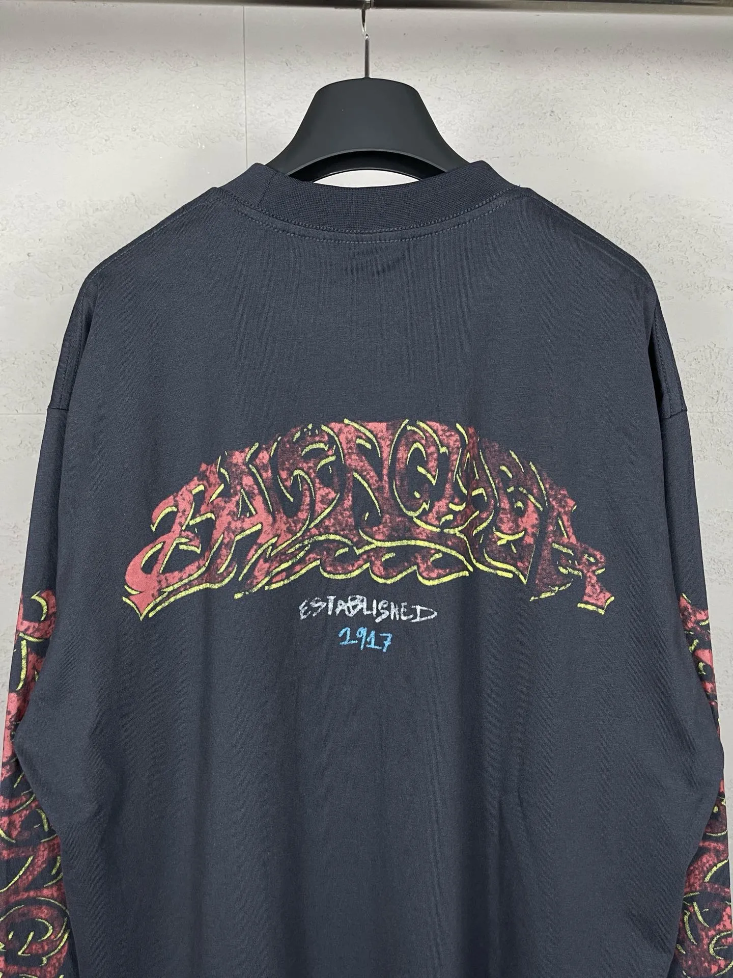 🅿️220 real photos [Top version. Official website quality] BALENCI*GA/Paris. 2024 latest flame graffiti direct-printed long-sleeved T-shirt. Brick cabinet synchronization. ⚠️Difference in market currency. YB development. The fabric is made of Paris ZP custom-woven and dyed 100% cotton double yarn compact cotton. The weight is 260 grams, the cloth surface is clean. The cloth pattern is clear, soft and comfortable. The threads are dyed with no color difference. The front and back printing adopts Kornit direct-printing printing pattern and adopts OS loose shoulder-dropping pattern. Same style for men and women. Code: BL225013 Color: dark gray blue, pink. Size: XS S M L