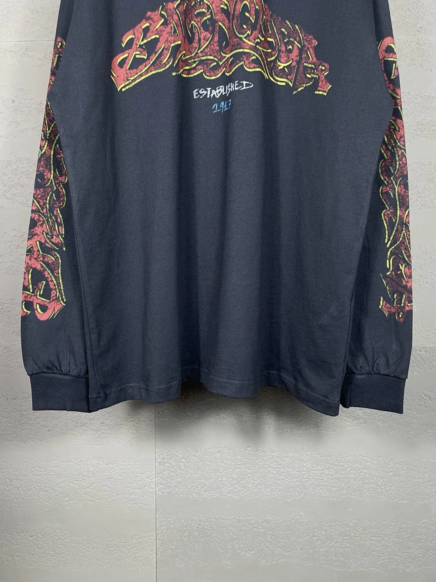 🅿️220 real photos [Top version. Official website quality] BALENCI*GA/Paris. 2024 latest flame graffiti direct-printed long-sleeved T-shirt. Brick cabinet synchronization. ⚠️Difference in market currency. YB development. The fabric is made of Paris ZP custom-woven and dyed 100% cotton double yarn compact cotton. The weight is 260 grams, the cloth surface is clean. The cloth pattern is clear, soft and comfortable. The threads are dyed with no color difference. The front and back printing adopts Kornit direct-printing printing pattern and adopts OS loose shoulder-dropping pattern. Same style for men and women. Code: BL225013 Color: dark gray blue, pink. Size: XS S M L