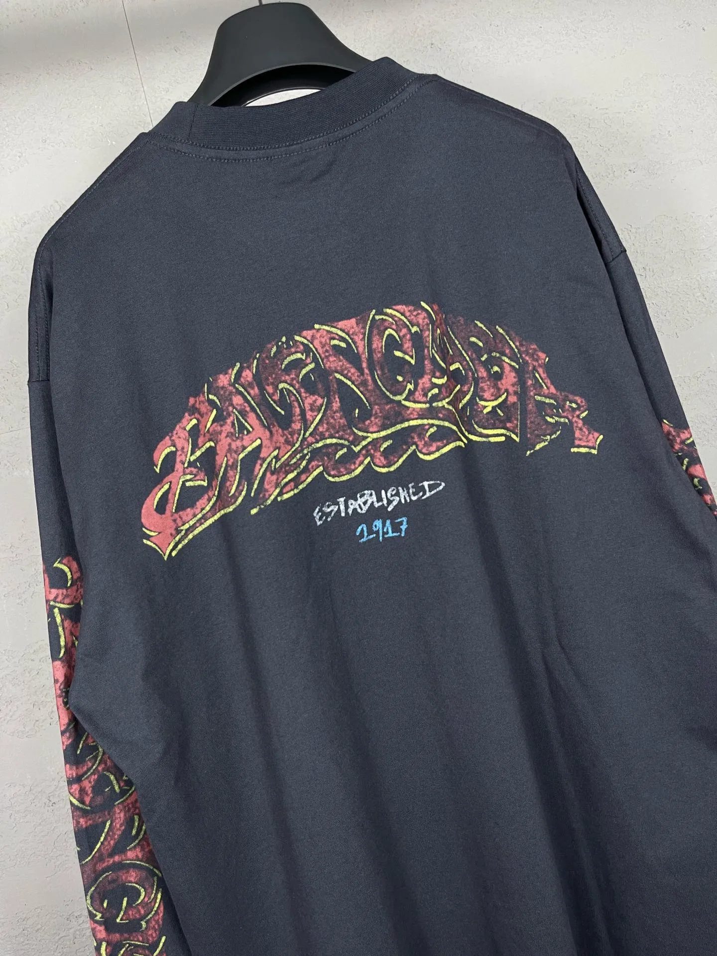 🅿️220 real photos [Top version. Official website quality] BALENCI*GA/Paris. 2024 latest flame graffiti direct-printed long-sleeved T-shirt. Brick cabinet synchronization. ⚠️Difference in market currency. YB development. The fabric is made of Paris ZP custom-woven and dyed 100% cotton double yarn compact cotton. The weight is 260 grams, the cloth surface is clean. The cloth pattern is clear, soft and comfortable. The threads are dyed with no color difference. The front and back printing adopts Kornit direct-printing printing pattern and adopts OS loose shoulder-dropping pattern. Same style for men and women. Code: BL225013 Color: dark gray blue, pink. Size: XS S M L
