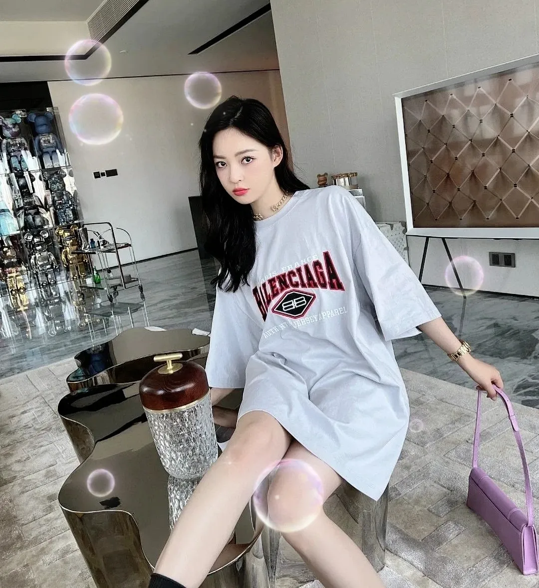 ♻️💯Upper body reference model picture❤️New top-quality proven version BALENCIAGA Balenciaga red letter embroidery double B pure cotton loose short sleeves for men and women couples, too complicated! Indescribable! Washed and lightly fried with snowflakes for a nostalgic treatment, and the shoulder sleeves are sprayed with maliu and washed with water! The entire fabric is pre-shrunk and then garment washed. Need better fabric. I guess L size has been reduced to XS size. Workmanship: Fine sewing craftsmanship, budget for the stitch size, and the degree of shrinkage after washing. You must buy one this summer. If you are still wondering which short-sleeved piece to buy, then don’t worry, just buy this one! Printing: Produced by Tajima Embroidery in Japan, with 3D cherry blossom thread. Fabric: 280g 32 count double yarn fabric Accessories: Customized rib three-standard Size: XS-L Color: washed black, silver white P: 310