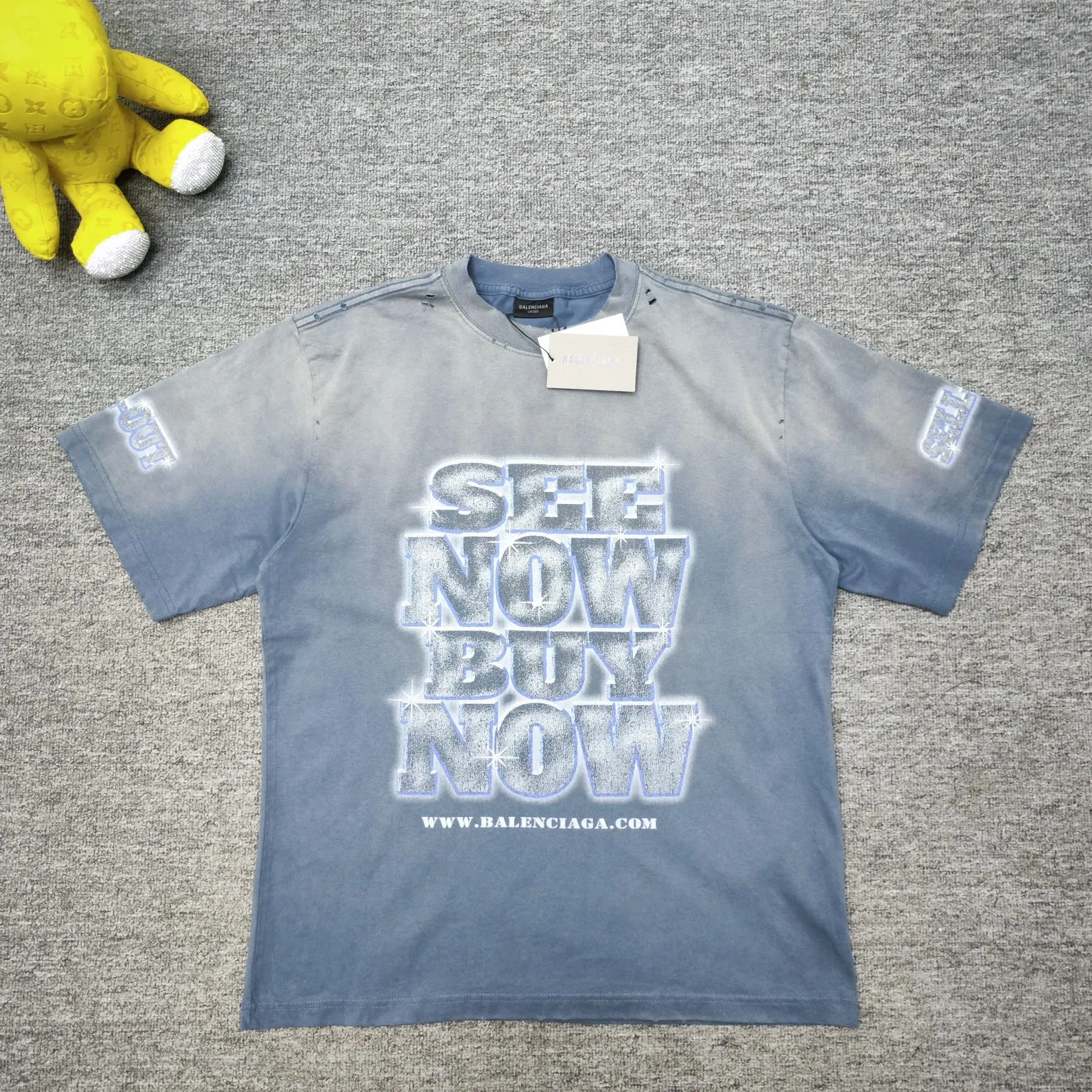 The top verified version of Balenciaga see now buy now washed diamond digital direct-printed short-sleeved T-shirt ✅No.1 quality in this market Real ceiling quality ✅All original development pays attention to detail pictures to avoid mixed distribution of stolen pictures by merchants ✅Correct 260g custom-woven and dyed double yarn pure cotton fabric, custom-dyed threads without color difference ✅Correct imported material printing Conley machine white ink direct-jet printing process The letters are clear and three-dimensional, firm and do not fall off ✅Overweight craftsmanship is consistent with the original version Differentiating market currency, here is an explanation of why mine is a little more expensive than others, 1. It seems to be simple printing or embroidery, but it is not simple at all. 10000% imported machine restoration is not just a lip service. You are welcome to compare with peers. 2. Each model is produced by the company. The details of the workmanship and fabrics are consistent with the original ones. There is no color difference between the ones at the counters. Re-engraving is not scary. Whoever is fake is embarrassed. It’s not shameful to make a replica, it’s shameful if you can’t buy the correct version if you make a replica. 3. Note that the threaded collars are all original collars of certain countries and regions, with high wrapping. The width of the neckline and cabinets are accurate to the millimeter. Thick necklines are not easy to deform. The collars of high-end products are all restored cabinets. They are different from the big collars in the world. Ordinary garbage short-sleeves are printed with a print. The clavicle of the upper body is exposed. Please be patient. Customers who have bought genuine products or have seen genuine products will come back to place orders again. This is quality. This is quality. 4. Different styles of washed wheat main wheat, including imported wheat, have different colors and codes. Really restore the counter. As we all know, Balenciaga has different English or different colors on the collar labels of each quarter. This distinguishes the fast food products with the same common main wheat washed wheat. 5. Pay attention to the workmanship. The stitching at the neckline has no folds, smooth and natural without overlapping lines, and truly restores this. This is something that many people cannot do. 6. The fabric is made of 260g Paris-specific double yarn. No one can make better fabrics than my family. There's really no way to compare it with the ordinary version on the market. Respect it. It's genuine and costs thousands of dollars anyway. Don't buy it. Quality 7. The workmanship is fully restored. The packaging is fully restored. The cost is huge. 8. I guarantee here that this is the highest quality you can find. Size: Xs-L P: 280 Color: Gradient Blue