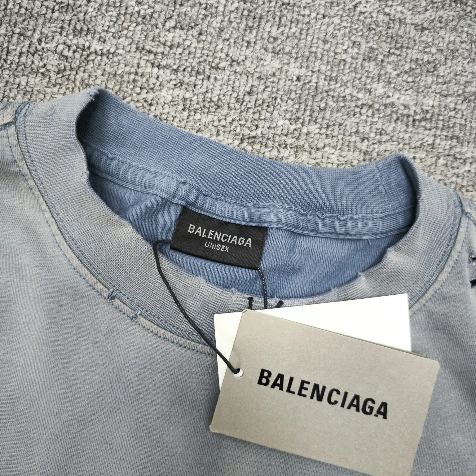 The top verified version of Balenciaga see now buy now washed diamond digital direct-printed short-sleeved T-shirt ✅No.1 quality in this market Real ceiling quality ✅All original development pays attention to detail pictures to avoid mixed distribution of stolen pictures by merchants ✅Correct 260g custom-woven and dyed double yarn pure cotton fabric, custom-dyed threads without color difference ✅Correct imported material printing Conley machine white ink direct-jet printing process The letters are clear and three-dimensional, firm and do not fall off ✅Overweight craftsmanship is consistent with the original version Differentiating market currency, here is an explanation of why mine is a little more expensive than others, 1. It seems to be simple printing or embroidery, but it is not simple at all. 10000% imported machine restoration is not just a lip service. You are welcome to compare with peers. 2. Each model is produced by the company. The details of the workmanship and fabrics are consistent with the original ones. There is no color difference between the ones at the counters. Re-engraving is not scary. Whoever is fake is embarrassed. It’s not shameful to make a replica, it’s shameful if you can’t buy the correct version if you make a replica. 3. Note that the threaded collars are all original collars of certain countries and regions, with high wrapping. The width of the neckline and cabinets are accurate to the millimeter. Thick necklines are not easy to deform. The collars of high-end products are all restored cabinets. They are different from the big collars in the world. Ordinary garbage short-sleeves are printed with a print. The clavicle of the upper body is exposed. Please be patient. Customers who have bought genuine products or have seen genuine products will come back to place orders again. This is quality. This is quality. 4. Different styles of washed wheat main wheat, including imported wheat, have different colors and codes. Really restore the counter. As we all know, Balenciaga has different English or different colors on the collar labels of each quarter. This distinguishes the fast food products with the same common main wheat washed wheat. 5. Pay attention to the workmanship. The stitching at the neckline has no folds, smooth and natural without overlapping lines, and truly restores this. This is something that many people cannot do. 6. The fabric is made of 260g Paris-specific double yarn. No one can make better fabrics than my family. There's really no way to compare it with the ordinary version on the market. Respect it. It's genuine and costs thousands of dollars anyway. Don't buy it. Quality 7. The workmanship is fully restored. The packaging is fully restored. The cost is huge. 8. I guarantee here that this is the highest quality you can find. Size: Xs-L P: 280 Color: Gradient Blue
