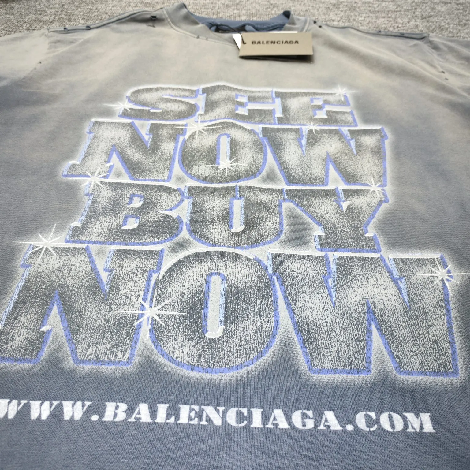 The top verified version of Balenciaga see now buy now washed diamond digital direct-printed short-sleeved T-shirt ✅No.1 quality in this market Real ceiling quality ✅All original development pays attention to detail pictures to avoid mixed distribution of stolen pictures by merchants ✅Correct 260g custom-woven and dyed double yarn pure cotton fabric, custom-dyed threads without color difference ✅Correct imported material printing Conley machine white ink direct-jet printing process The letters are clear and three-dimensional, firm and do not fall off ✅Overweight craftsmanship is consistent with the original version Differentiating market currency, here is an explanation of why mine is a little more expensive than others, 1. It seems to be simple printing or embroidery, but it is not simple at all. 10000% imported machine restoration is not just a lip service. You are welcome to compare with peers. 2. Each model is produced by the company. The details of the workmanship and fabrics are consistent with the original ones. There is no color difference between the ones at the counters. Re-engraving is not scary. Whoever is fake is embarrassed. It’s not shameful to make a replica, it’s shameful if you can’t buy the correct version if you make a replica. 3. Note that the threaded collars are all original collars of certain countries and regions, with high wrapping. The width of the neckline and cabinets are accurate to the millimeter. Thick necklines are not easy to deform. The collars of high-end products are all restored cabinets. They are different from the big collars in the world. Ordinary garbage short-sleeves are printed with a print. The clavicle of the upper body is exposed. Please be patient. Customers who have bought genuine products or have seen genuine products will come back to place orders again. This is quality. This is quality. 4. Different styles of washed wheat main wheat, including imported wheat, have different colors and codes. Really restore the counter. As we all know, Balenciaga has different English or different colors on the collar labels of each quarter. This distinguishes the fast food products with the same common main wheat washed wheat. 5. Pay attention to the workmanship. The stitching at the neckline has no folds, smooth and natural without overlapping lines, and truly restores this. This is something that many people cannot do. 6. The fabric is made of 260g Paris-specific double yarn. No one can make better fabrics than my family. There's really no way to compare it with the ordinary version on the market. Respect it. It's genuine and costs thousands of dollars anyway. Don't buy it. Quality 7. The workmanship is fully restored. The packaging is fully restored. The cost is huge. 8. I guarantee here that this is the highest quality you can find. Size: Xs-L P: 280 Color: Gradient Blue