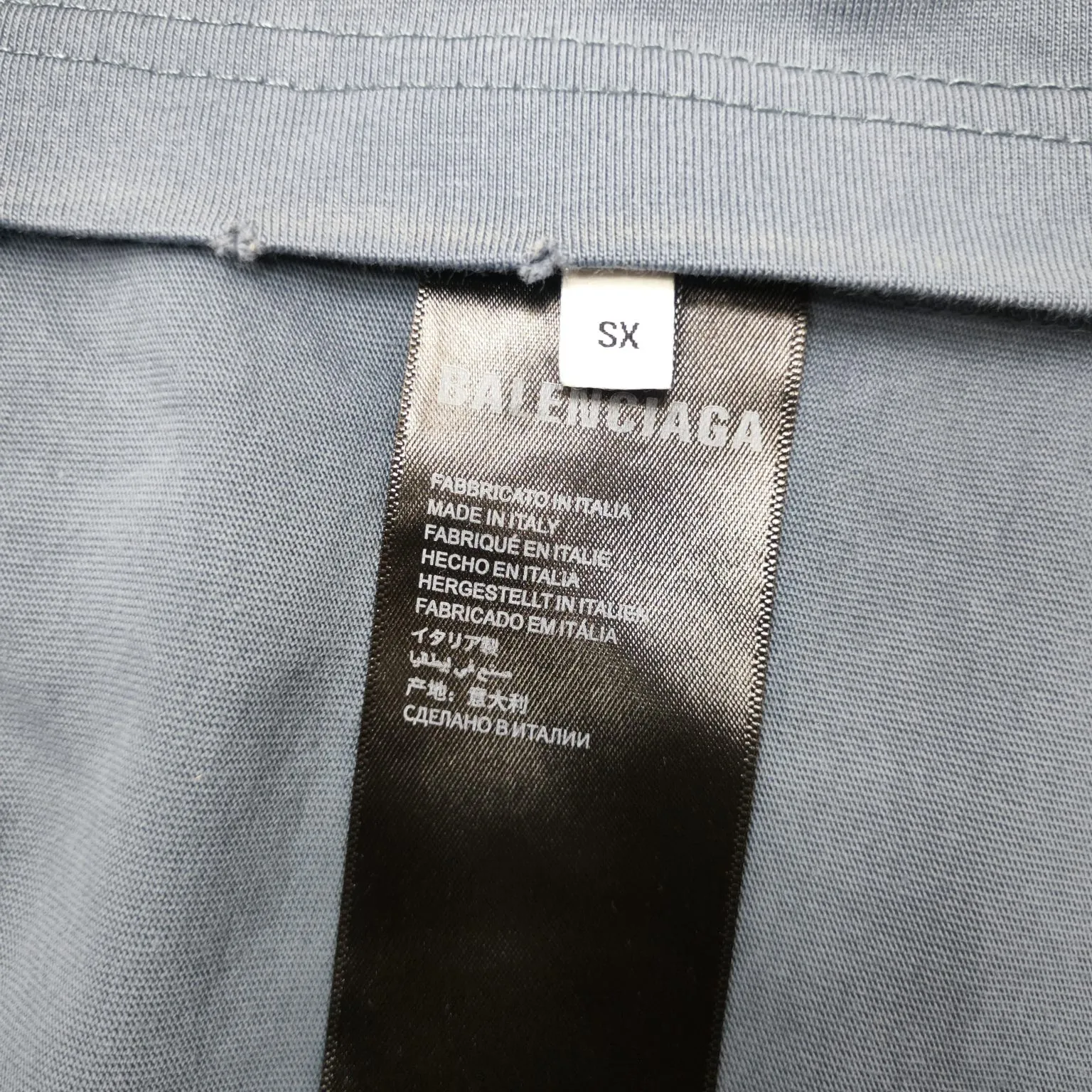 The top verified version of Balenciaga see now buy now washed diamond digital direct-printed short-sleeved T-shirt ✅No.1 quality in this market Real ceiling quality ✅All original development pays attention to detail pictures to avoid mixed distribution of stolen pictures by merchants ✅Correct 260g custom-woven and dyed double yarn pure cotton fabric, custom-dyed threads without color difference ✅Correct imported material printing Conley machine white ink direct-jet printing process The letters are clear and three-dimensional, firm and do not fall off ✅Overweight craftsmanship is consistent with the original version Differentiating market currency, here is an explanation of why mine is a little more expensive than others, 1. It seems to be simple printing or embroidery, but it is not simple at all. 10000% imported machine restoration is not just a lip service. You are welcome to compare with peers. 2. Each model is produced by the company. The details of the workmanship and fabrics are consistent with the original ones. There is no color difference between the ones at the counters. Re-engraving is not scary. Whoever is fake is embarrassed. It’s not shameful to make a replica, it’s shameful if you can’t buy the correct version if you make a replica. 3. Note that the threaded collars are all original collars of certain countries and regions, with high wrapping. The width of the neckline and cabinets are accurate to the millimeter. Thick necklines are not easy to deform. The collars of high-end products are all restored cabinets. They are different from the big collars in the world. Ordinary garbage short-sleeves are printed with a print. The clavicle of the upper body is exposed. Please be patient. Customers who have bought genuine products or have seen genuine products will come back to place orders again. This is quality. This is quality. 4. Different styles of washed wheat main wheat, including imported wheat, have different colors and codes. Really restore the counter. As we all know, Balenciaga has different English or different colors on the collar labels of each quarter. This distinguishes the fast food products with the same common main wheat washed wheat. 5. Pay attention to the workmanship. The stitching at the neckline has no folds, smooth and natural without overlapping lines, and truly restores this. This is something that many people cannot do. 6. The fabric is made of 260g Paris-specific double yarn. No one can make better fabrics than my family. There's really no way to compare it with the ordinary version on the market. Respect it. It's genuine and costs thousands of dollars anyway. Don't buy it. Quality 7. The workmanship is fully restored. The packaging is fully restored. The cost is huge. 8. I guarantee here that this is the highest quality you can find. Size: Xs-L P: 280 Color: Gradient Blue