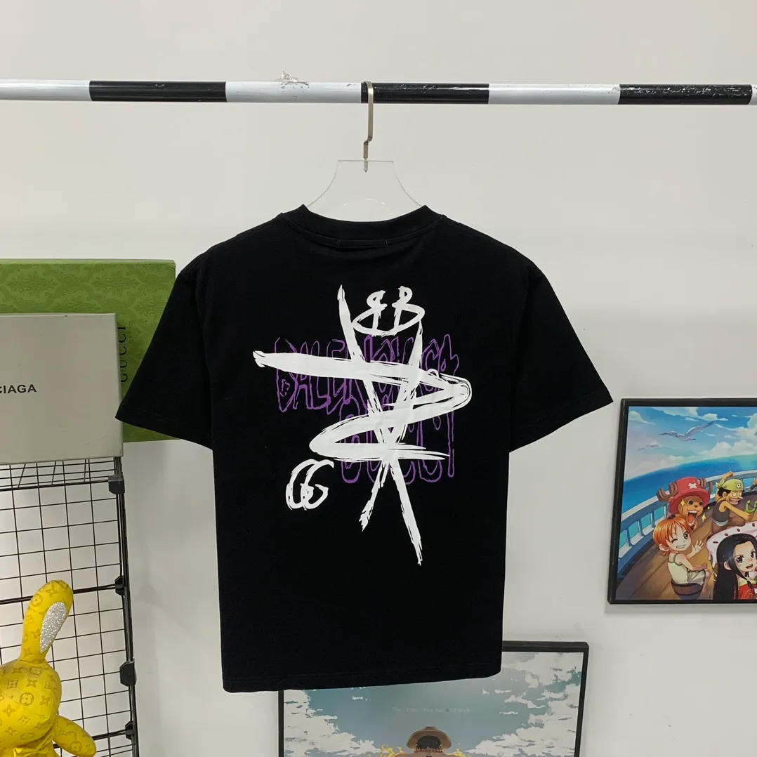 [New arrival] The top tested version of Balenciaga co-branded with Gucci 2023ss new round neck graffiti unisex pure cotton short-sleeved T-shirt.  [Synchronized new models from the official website | Popular items from Xiaohongshu] 1⃣️The fabric is made of 240g double yarn smooth cotton and has been pre-shrunk at high temperatures. The weight is up to 260g. It is originally equipped with a 1x1 rootless thread collar in the same cylinder and is not easily deformed after repeated washing.  2⃣️Imported glue dot printing, the pattern is clear and recognisable, not easy to crack, positioning cutting, oversize, loose and large version, the upper body effect is very slimming.  3⃣️Customized full set of accessories, complete three standards, factory workmanship, No. 9 imported needles with precision routing, high quality!  Color: Black, White, Size: XS S, M, L, P: 260