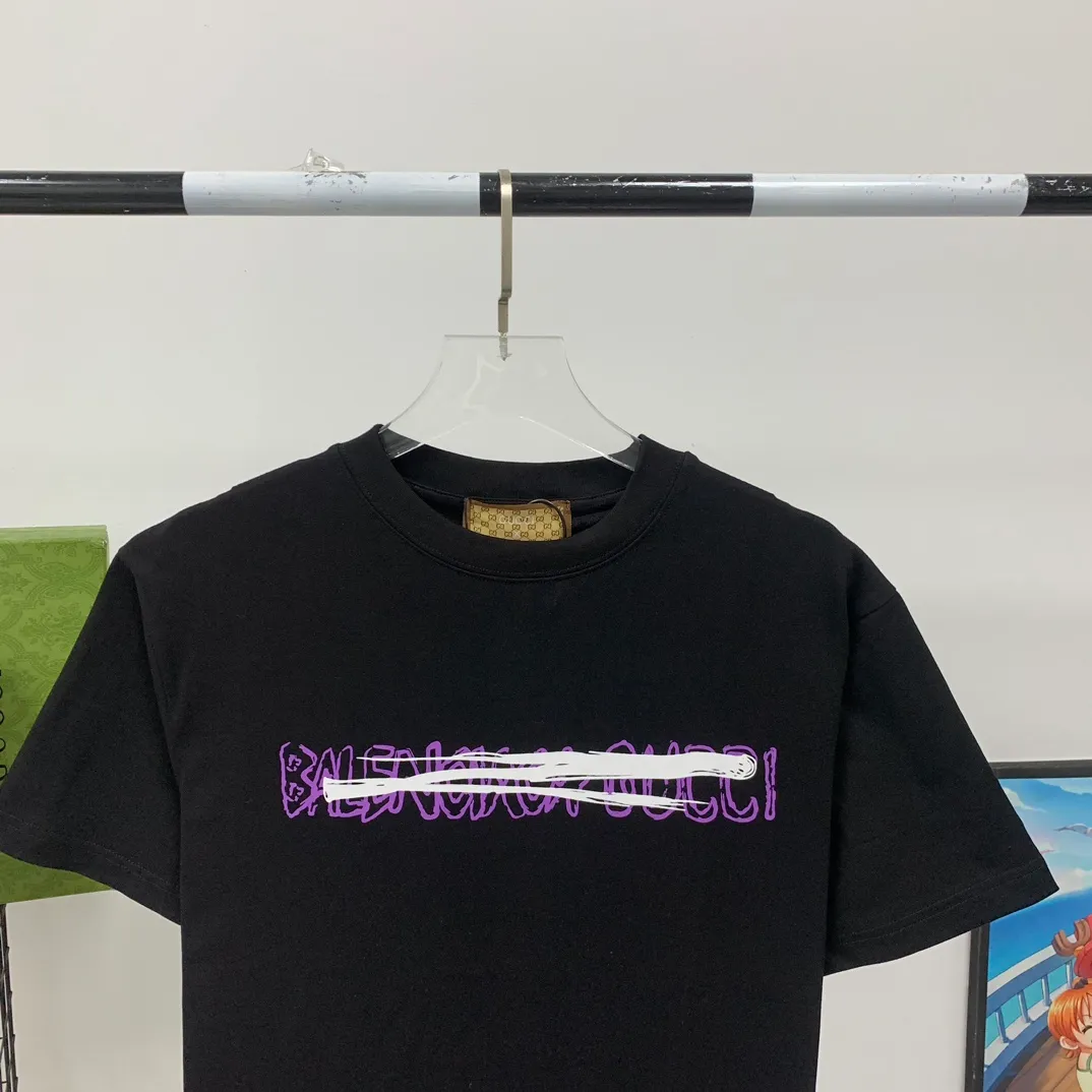 [New arrival] The top tested version of Balenciaga co-branded with Gucci 2023ss new round neck graffiti unisex pure cotton short-sleeved T-shirt.  [Synchronized new models from the official website | Popular items from Xiaohongshu] 1⃣️The fabric is made of 240g double yarn smooth cotton and has been pre-shrunk at high temperatures. The weight is up to 260g. It is originally equipped with a 1x1 rootless thread collar in the same cylinder and is not easily deformed after repeated washing.  2⃣️Imported glue dot printing, the pattern is clear and recognisable, not easy to crack, positioning cutting, oversize, loose and large version, the upper body effect is very slimming.  3⃣️Customized full set of accessories, complete three standards, factory workmanship, No. 9 imported needles with precision routing, high quality!  Color: Black, White, Size: XS S, M, L, P: 260
