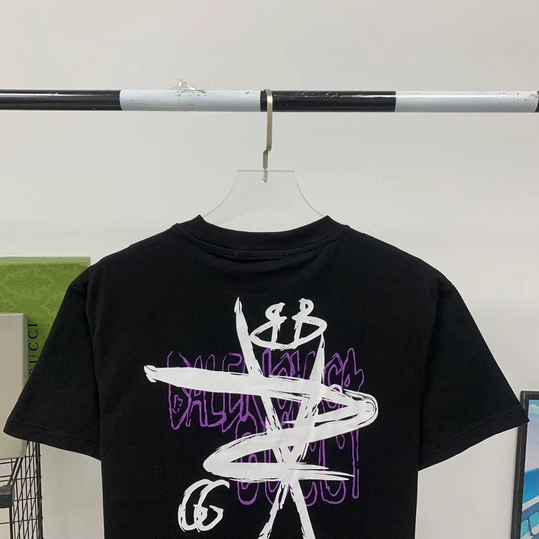 [New arrival] The top tested version of Balenciaga co-branded with Gucci 2023ss new round neck graffiti unisex pure cotton short-sleeved T-shirt.  [Synchronized new models from the official website | Popular items from Xiaohongshu] 1⃣️The fabric is made of 240g double yarn smooth cotton and has been pre-shrunk at high temperatures. The weight is up to 260g. It is originally equipped with a 1x1 rootless thread collar in the same cylinder and is not easily deformed after repeated washing.  2⃣️Imported glue dot printing, the pattern is clear and recognisable, not easy to crack, positioning cutting, oversize, loose and large version, the upper body effect is very slimming.  3⃣️Customized full set of accessories, complete three standards, factory workmanship, No. 9 imported needles with precision routing, high quality!  Color: Black, White, Size: XS S, M, L, P: 260