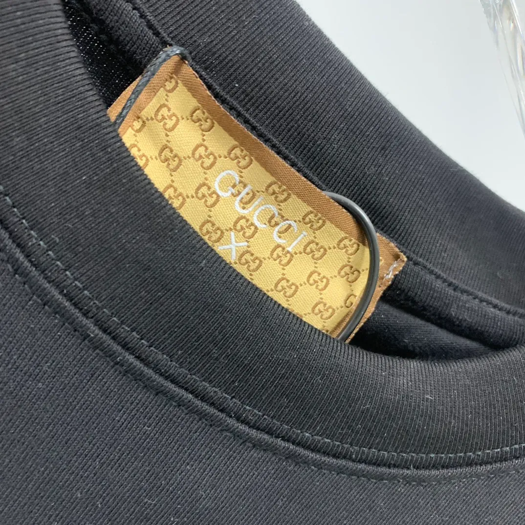 [New arrival] The top tested version of Balenciaga co-branded with Gucci 2023ss new round neck graffiti unisex pure cotton short-sleeved T-shirt.  [Synchronized new models from the official website | Popular items from Xiaohongshu] 1⃣️The fabric is made of 240g double yarn smooth cotton and has been pre-shrunk at high temperatures. The weight is up to 260g. It is originally equipped with a 1x1 rootless thread collar in the same cylinder and is not easily deformed after repeated washing.  2⃣️Imported glue dot printing, the pattern is clear and recognisable, not easy to crack, positioning cutting, oversize, loose and large version, the upper body effect is very slimming.  3⃣️Customized full set of accessories, complete three standards, factory workmanship, No. 9 imported needles with precision routing, high quality!  Color: Black, White, Size: XS S, M, L, P: 260