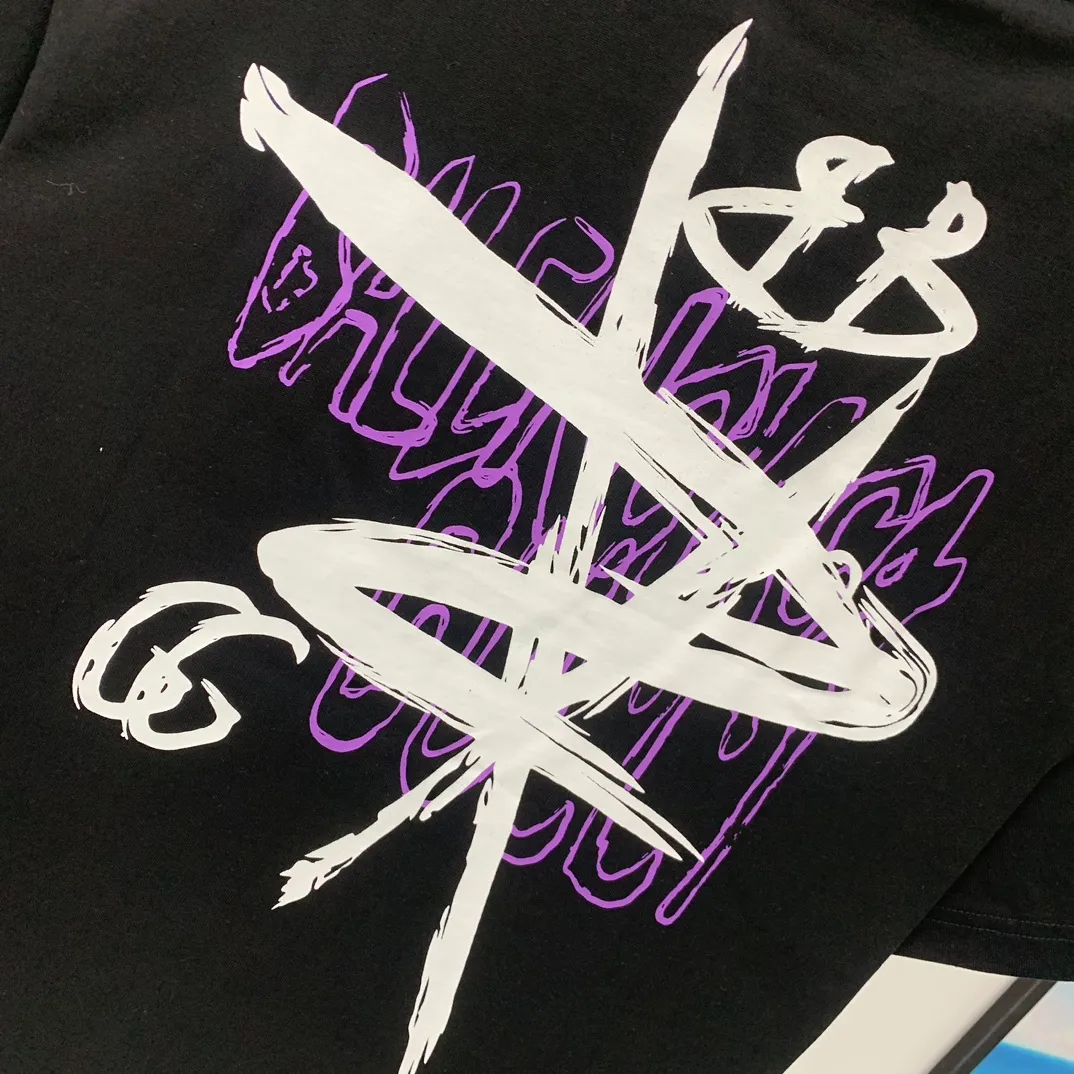 [New arrival] The top tested version of Balenciaga co-branded with Gucci 2023ss new round neck graffiti unisex pure cotton short-sleeved T-shirt.  [Synchronized new models from the official website | Popular items from Xiaohongshu] 1⃣️The fabric is made of 240g double yarn smooth cotton and has been pre-shrunk at high temperatures. The weight is up to 260g. It is originally equipped with a 1x1 rootless thread collar in the same cylinder and is not easily deformed after repeated washing.  2⃣️Imported glue dot printing, the pattern is clear and recognisable, not easy to crack, positioning cutting, oversize, loose and large version, the upper body effect is very slimming.  3⃣️Customized full set of accessories, complete three standards, factory workmanship, No. 9 imported needles with precision routing, high quality!  Color: Black, White, Size: XS S, M, L, P: 260