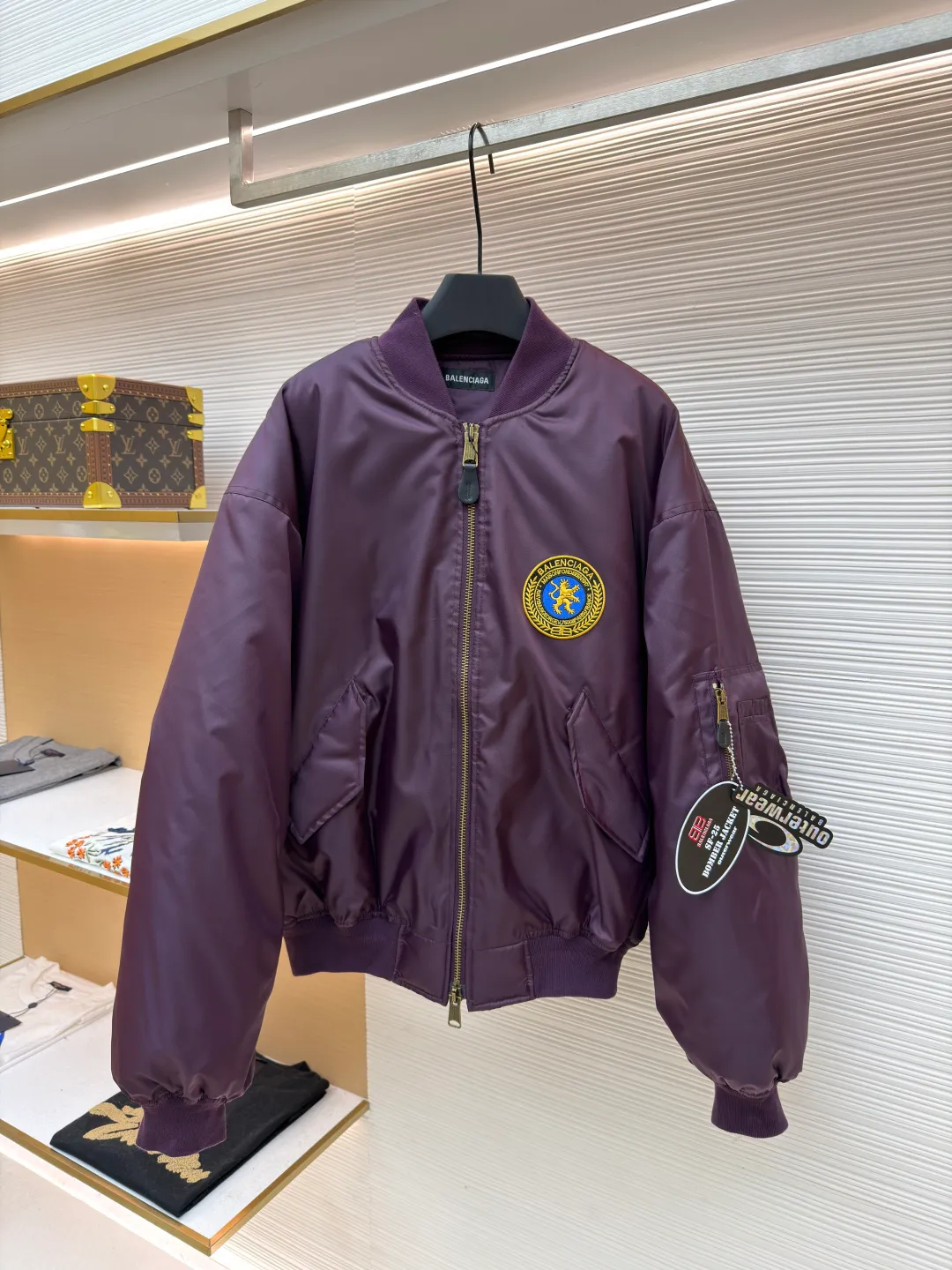 Balenciaga patch bomber jacket ●Original version: Purchased and developed for 24500 ●Item number: 1681026-C20 ●Fabric: dense-pore cold-pressed fiber nylon cloth fabric ●Technology: embroidery production ●Version: loose version ●Weight: about 1090 grams ●Size: 44-46-48-50 ●Description: Customized dense-pore cold-pressed fiber nylon cloth and velvet cloud cotton sheet inside, full texture, thick and solid Every inch contains a heavy warmth. It is based on pure black to support all the edges. The slightly dropped shoulder silhouette embraces the body shape. The gilt lion emblem patch is embellished on the chest. It continues the identity identification function of the badge. It is a silent statement worn on the body. The lining and padding design highlight the wrapping effect. It cleverly combines the warmth of cotton clothing and the aesthetics of life. In the name of design, it leads the trend and adopts imported machine embroidery technology. Use advanced computer control system and precision mechanical components. Paris lion emblem patch embroidery work with high precision, smooth and delicate lines, purely manual water disassembly process. After completing the initial combination of the lining fabric and the cotton piece, the craftsman will further adjust and disassemble it in the water. The lining fabric and the cotton piece can achieve a perfect combination, making the lining fabric and the cotton piece more closely combined. Beautiful and neat, template machine bag opening. The preset template guides the position, shape and size of the bag opening. The accuracy ensures the quality of the bag opening effect. The overall wiring is straight and delicate, the fabric is comfortable and soft, and the color is consistent without color difference. It can be matched with the same style to create a fashionable look and control various occasions. Customized accessories, complete with three standards, same style for men and women!