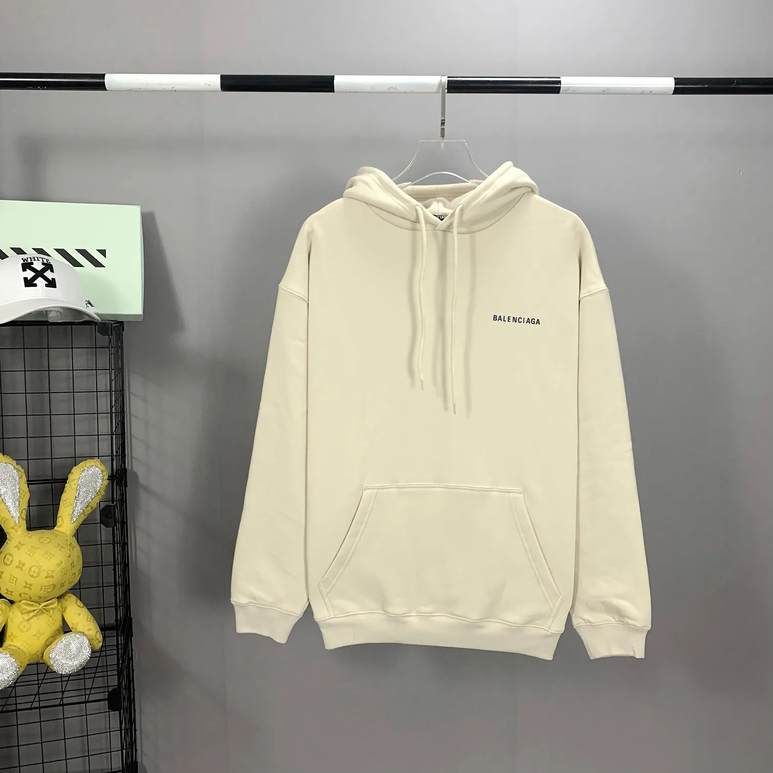 The top version of BALENCIAGA with large LOGO basic letters on the back, pure cotton, loose-fitting, high-end hooded sweatshirt for men and women, the same trendy brand. The god of simplicity in Paris, a volume sought after by many stars. Lisa’s favorite basic short-sleeved Paris style, which has a very high appearance rate. Wear alone, paired with jeans, shorts, and sweatpants, it's a versatile style. Xiaohongshu, a hot item on INS, a must-have for Paris fans.  The printing uses white glue as a base, coupled with Kornit direct injection, which ensures the anchorage of the printing and machine washing without any pressure. However, everyone should pay attention to something. The printing of this model is not thick glue, and the printing surface is not shiny. Please pay attention to the importance of version. Don't make a pattern based on the pictures. If you don't have the original version, you won't be able to make it look one to one like the original version. At most, you can just make a look. It's just a piece of clothing without a soul. The fabric is made of 480g combed cotton terry fabric, and the threads and fabric are custom-woven and dyed in the same style, with no color difference.  A complete set of customized tags, collar tags, washed, plastic bags, and most importantly, a complete set of bags, tag codes, and codes are all authentic.  Color: Apricot Size: XS-L P:450