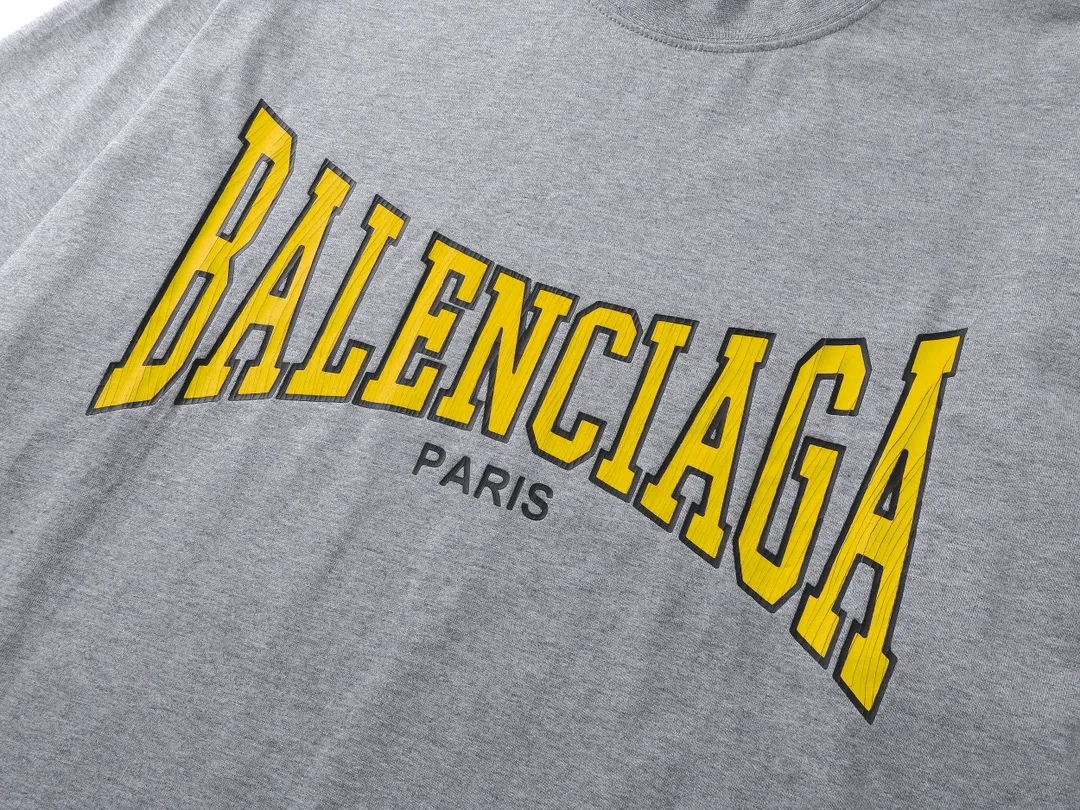 🅿️180 real photos [Top version. Official website quality] BALENCI*GA/Paris. SS25 latest style, classic LOGO art crack print short-sleeved T-shirt. Brick cabinet synchronization. Genuine product developed in the first time, happy to print and compare! The fabric is made of Paris ZP custom-woven and dyed cotton double yarn. Weighing 260 grams, the cloth surface is clean. The cloth pattern is clear, soft and comfortable. The threads are dyed with no color difference. The printing uses environmentally friendly imported crack printing materials. The letters are clear and the effect is three-dimensional. The version adopts OS loose shoulder design. Same style for men and women. Code: BL223608 Color: black, floral gray Size: XS S M L