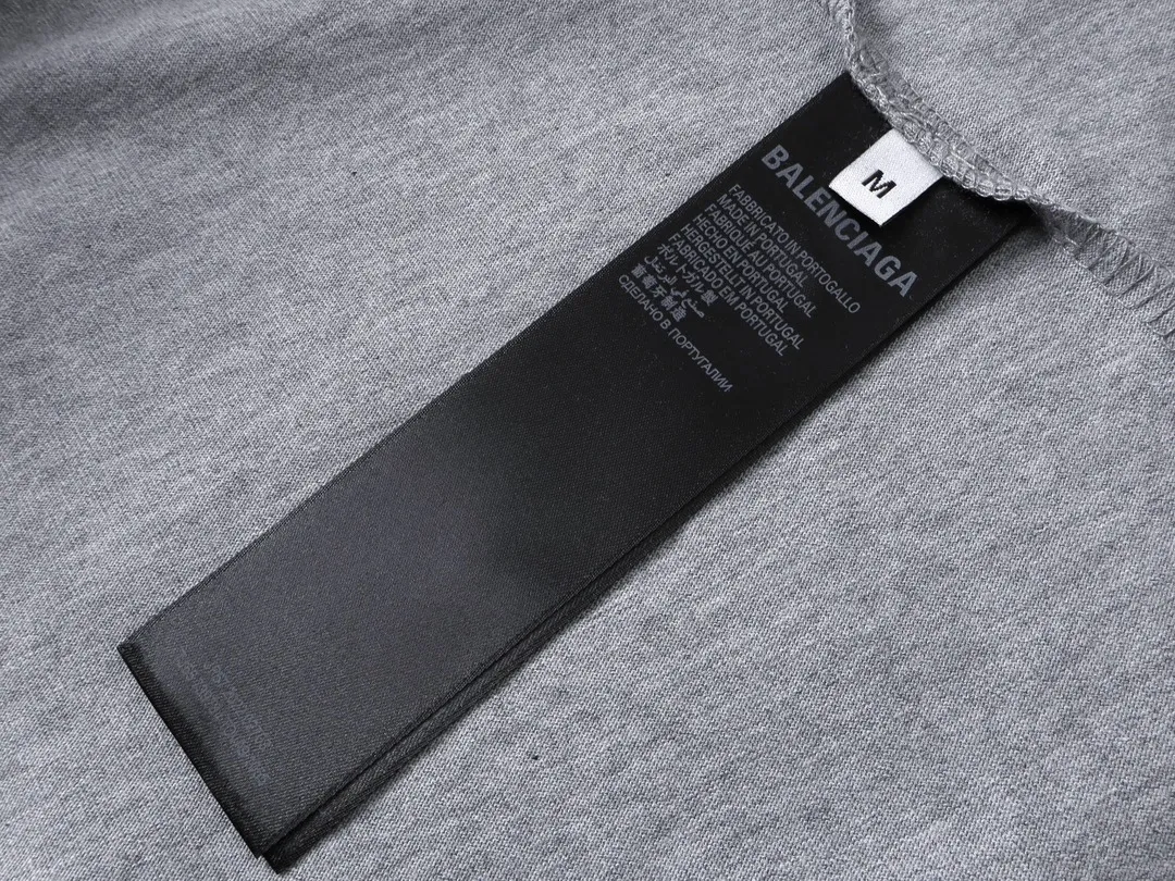 🅿️180 real photos [Top version. Official website quality] BALENCI*GA/Paris. SS25 latest style, classic LOGO art crack print short-sleeved T-shirt. Brick cabinet synchronization. Genuine product developed in the first time, happy to print and compare! The fabric is made of Paris ZP custom-woven and dyed cotton double yarn. Weighing 260 grams, the cloth surface is clean. The cloth pattern is clear, soft and comfortable. The threads are dyed with no color difference. The printing uses environmentally friendly imported crack printing materials. The letters are clear and the effect is three-dimensional. The version adopts OS loose shoulder design. Same style for men and women. Code: BL223608 Color: black, floral gray Size: XS S M L