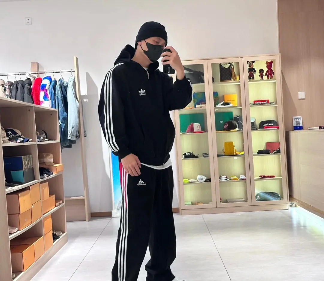 ♻️💯Upper body reference model picture❤️Top tested version BALENCIAGA/Paris co-branded Adidas Adidas clover three-stripe LOGO embroidered hooded sweatshirt. The fabric is made of Paris ZP custom-woven and dyed cotton terry fabric. Weighing 450 grams, the cloth surface is clean. The cloth pattern is clear, soft and comfortable. The threads are dyed with no color difference. The classic pattern embroidery uses imported embroidery, and the letters are clear, three-dimensional and without rough edges. Custom-woven two-way zipper hardware, the upper zipper is BALENCIAGA, the lower zipper is Adidas, with electroplating effect! The sense of high-end is straight away! Comparisons welcome. The version adopts OS loose shoulder design. Same style for men and women. Color: Black Size: XS-L P:410
