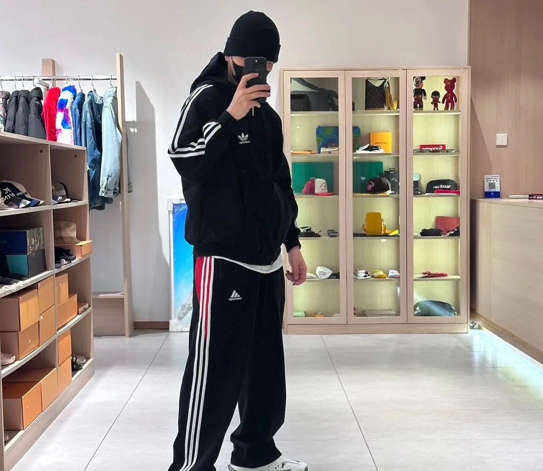 ♻️💯Upper body reference model picture❤️Top tested version BALENCIAGA/Paris co-branded Adidas Adidas clover three-stripe LOGO embroidered hooded sweatshirt. The fabric is made of Paris ZP custom-woven and dyed cotton terry fabric. Weighing 450 grams, the cloth surface is clean. The cloth pattern is clear, soft and comfortable. The threads are dyed with no color difference. The classic pattern embroidery uses imported embroidery, and the letters are clear, three-dimensional and without rough edges. Custom-woven two-way zipper hardware, the upper zipper is BALENCIAGA, the lower zipper is Adidas, with electroplating effect! The sense of high-end is straight away! Comparisons welcome. The version adopts OS loose shoulder design. Same style for men and women. Color: Black Size: XS-L P:410