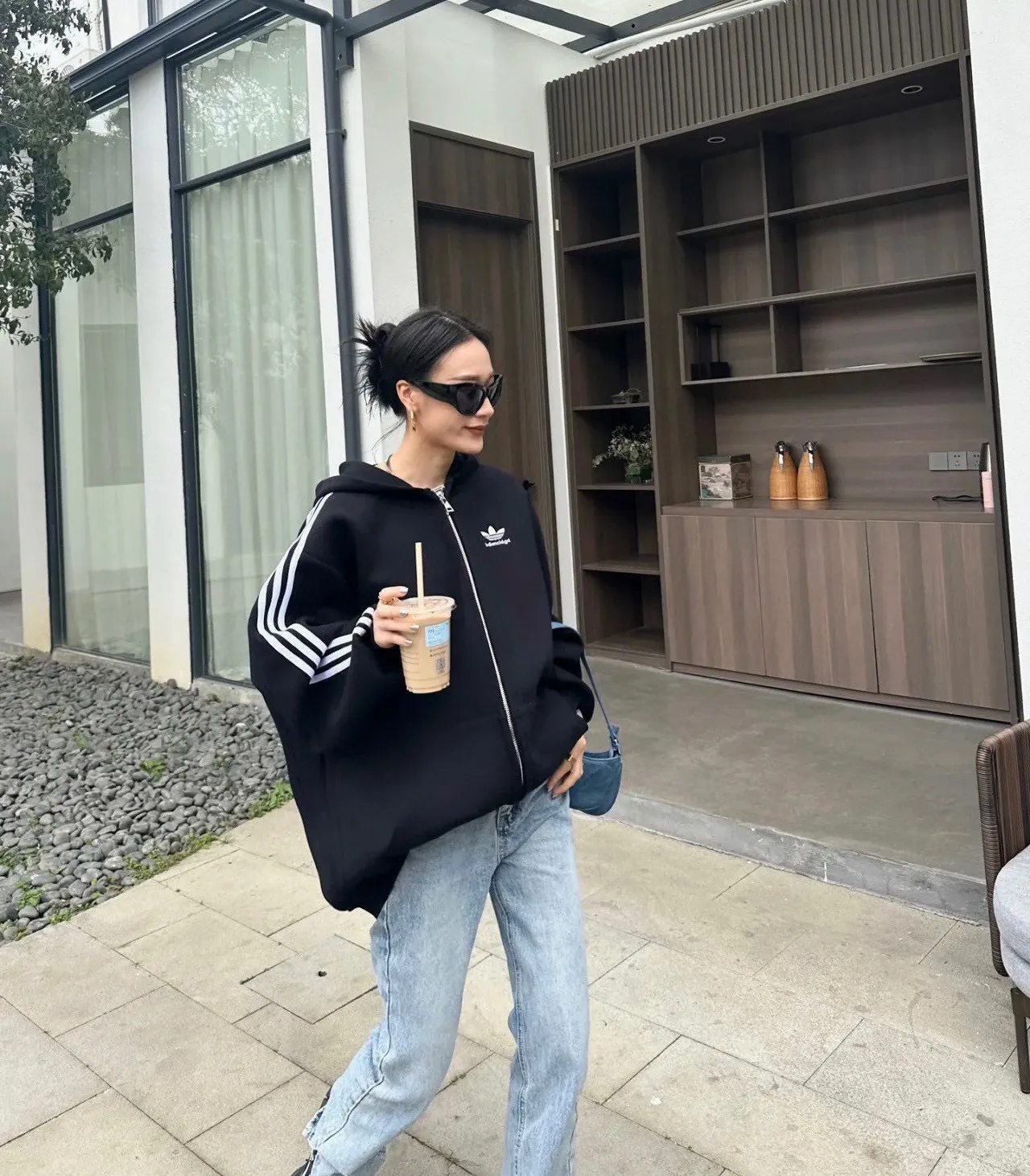 ♻️💯Upper body reference model picture❤️Top tested version BALENCIAGA/Paris co-branded Adidas Adidas clover three-stripe LOGO embroidered hooded sweatshirt. The fabric is made of Paris ZP custom-woven and dyed cotton terry fabric. Weighing 450 grams, the cloth surface is clean. The cloth pattern is clear, soft and comfortable. The threads are dyed with no color difference. The classic pattern embroidery uses imported embroidery, and the letters are clear, three-dimensional and without rough edges. Custom-woven two-way zipper hardware, the upper zipper is BALENCIAGA, the lower zipper is Adidas, with electroplating effect! The sense of high-end is straight away! Comparisons welcome. The version adopts OS loose shoulder design. Same style for men and women. Color: Black Size: XS-L P:410