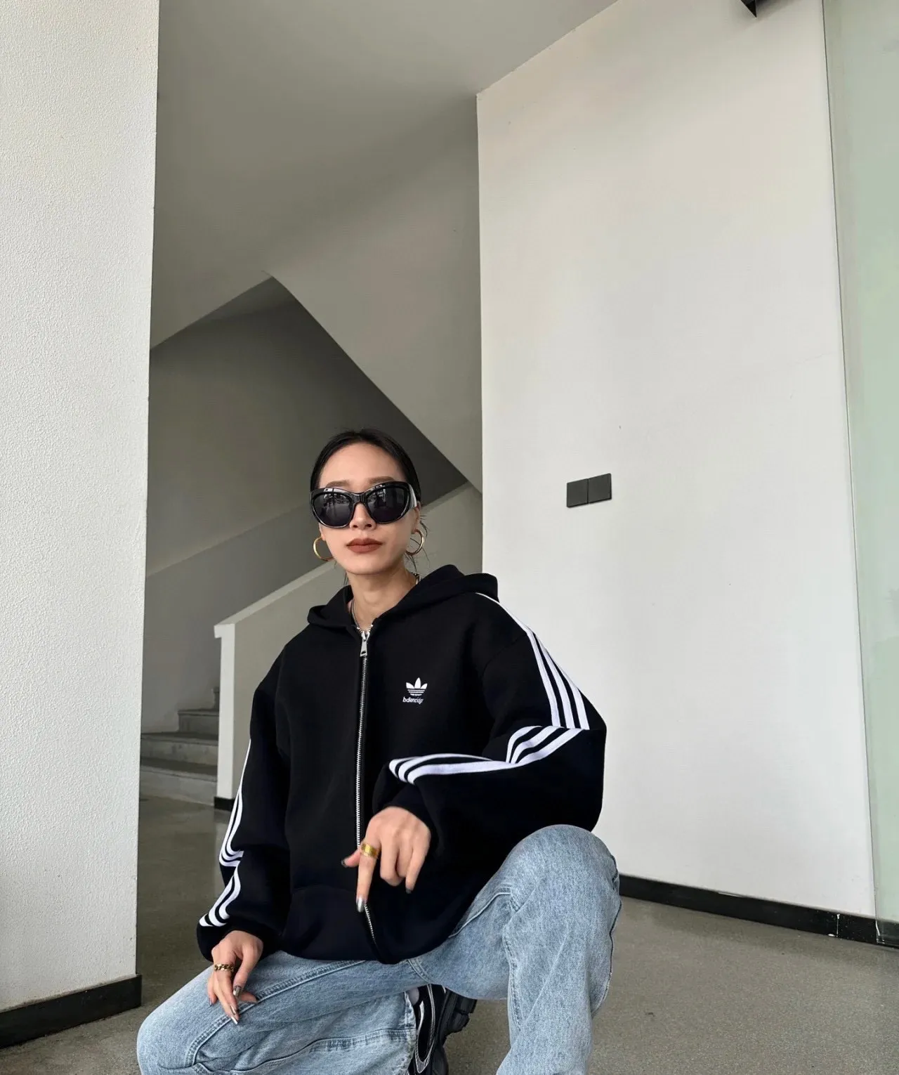 ♻️💯Upper body reference model picture❤️Top tested version BALENCIAGA/Paris co-branded Adidas Adidas clover three-stripe LOGO embroidered hooded sweatshirt. The fabric is made of Paris ZP custom-woven and dyed cotton terry fabric. Weighing 450 grams, the cloth surface is clean. The cloth pattern is clear, soft and comfortable. The threads are dyed with no color difference. The classic pattern embroidery uses imported embroidery, and the letters are clear, three-dimensional and without rough edges. Custom-woven two-way zipper hardware, the upper zipper is BALENCIAGA, the lower zipper is Adidas, with electroplating effect! The sense of high-end is straight away! Comparisons welcome. The version adopts OS loose shoulder design. Same style for men and women. Color: Black Size: XS-L P:410